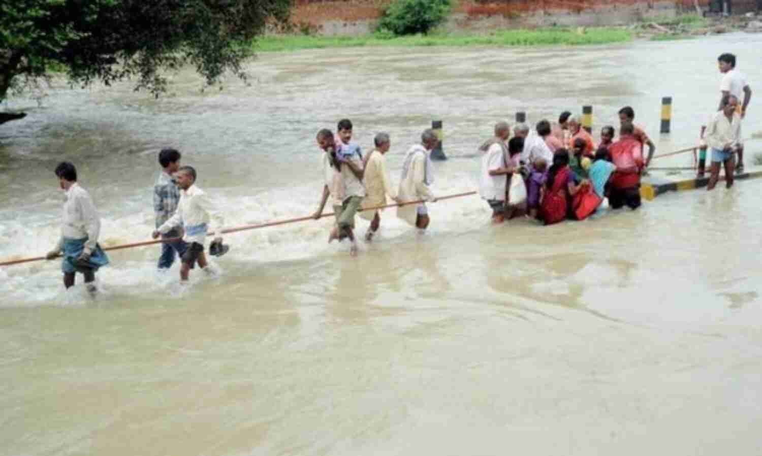 दरभंगा : कमला-बलान का पश्चिमी तटबंध टूटा, लाखों लोग प्रभावित
