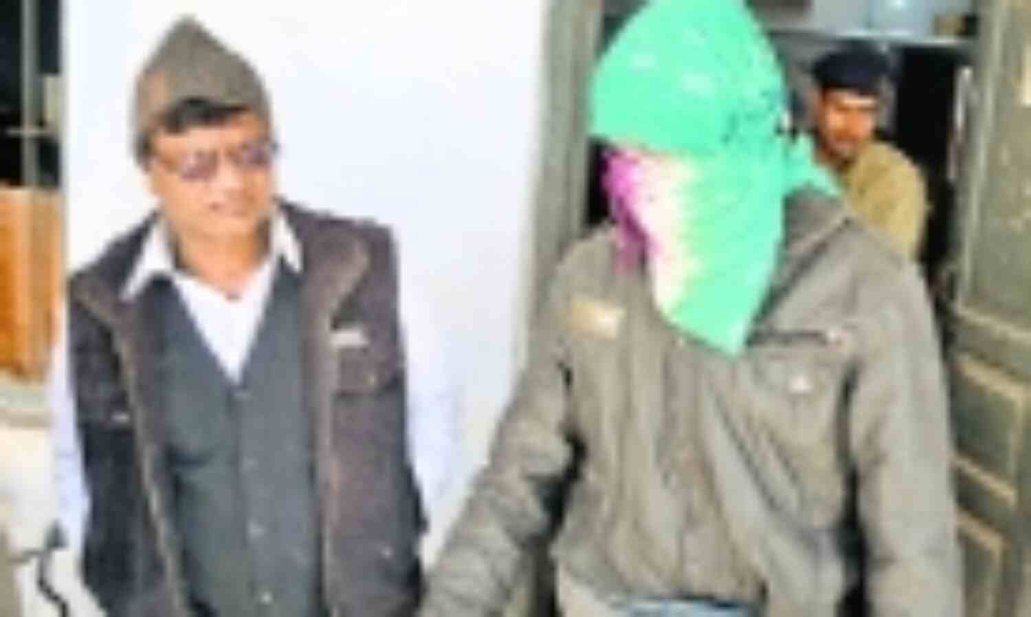 दरवाजा खोलते ही कट्टा अड़ाया मारपीट की और लूट ले गए सोना