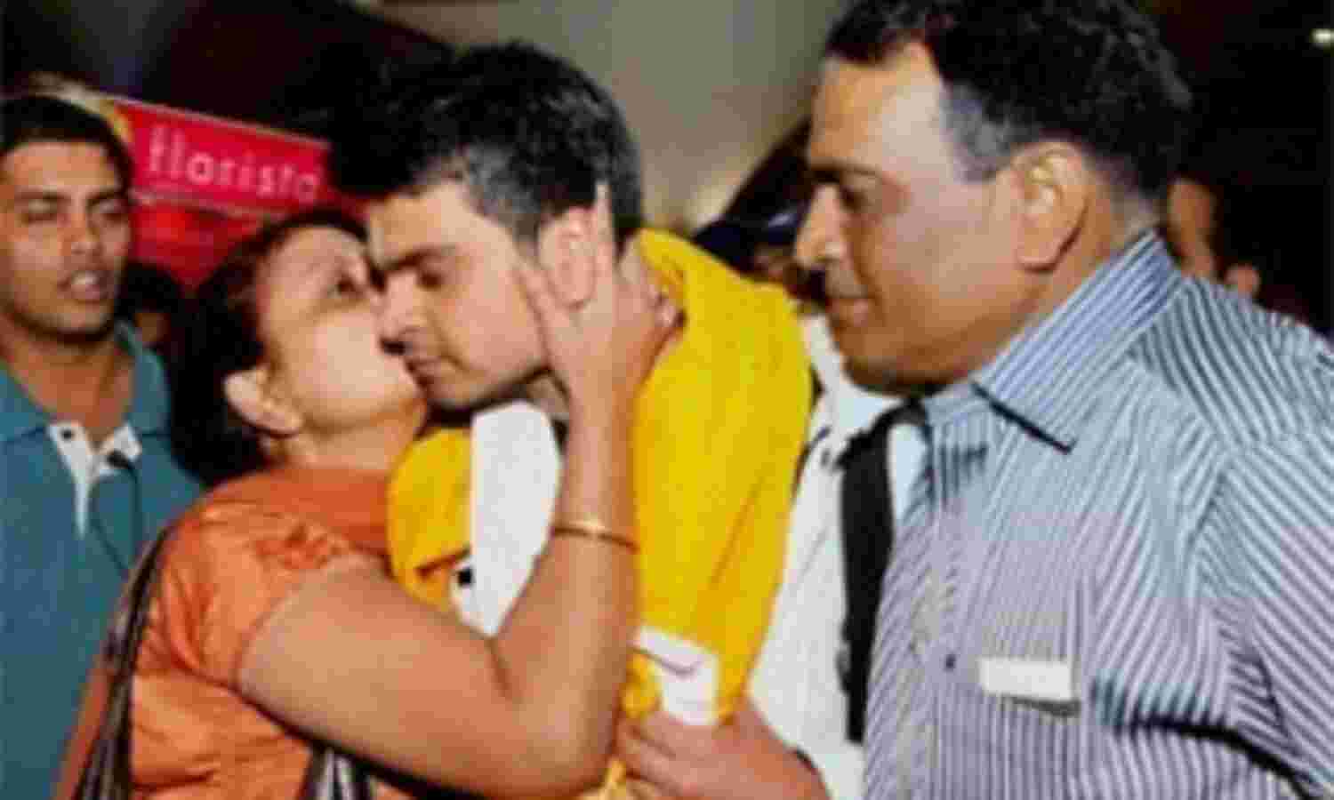 दुर्घटनाग्रस्त जहाज के यात्रियों का दल स्वदेश पहुंचा दुर्घटनाग्रस्त जहाज के यात्रियों का दल स्वदेश पहुंचा