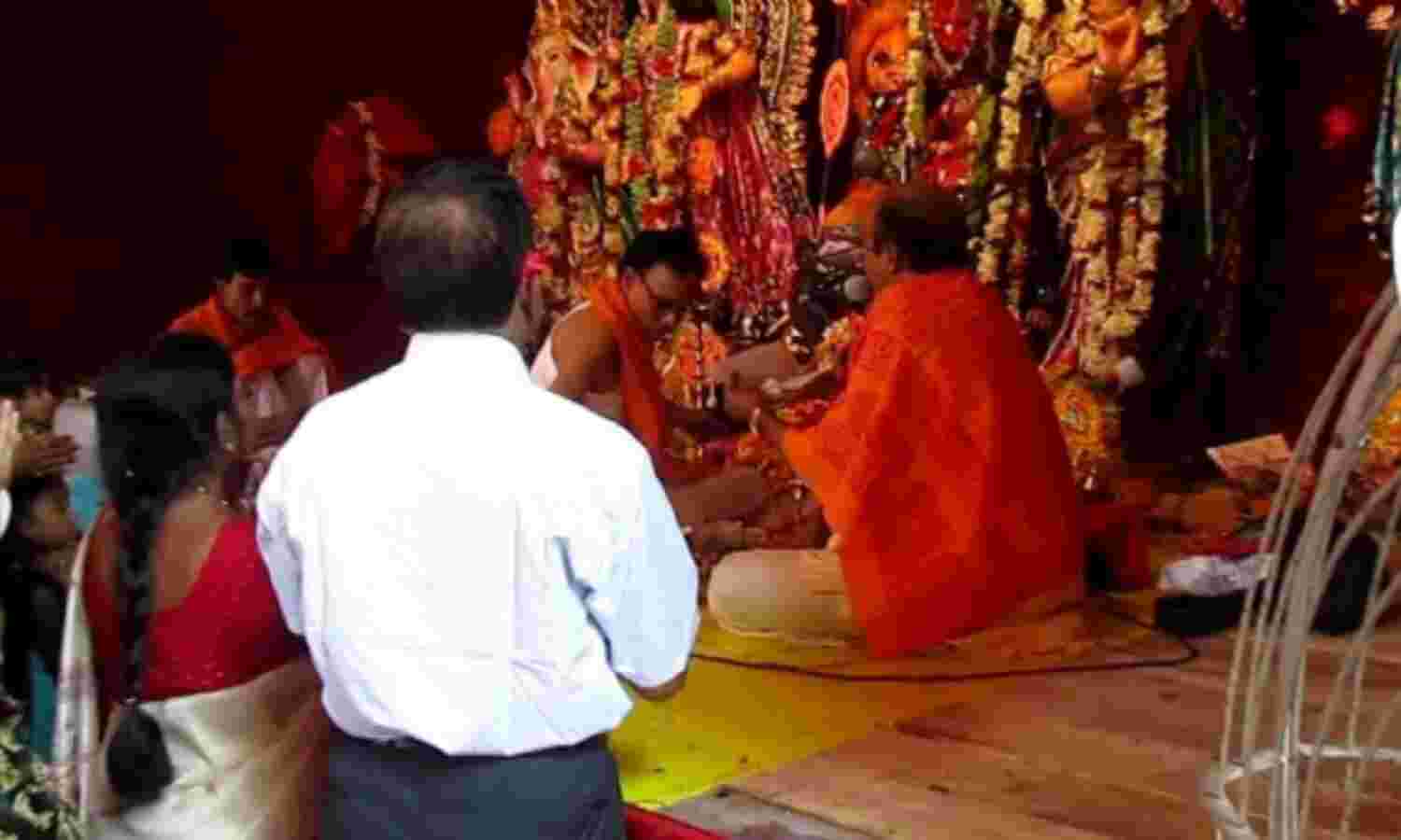 दुर्गा अष्टमी की देश भर मे धूम पंडालों में पुष्पांजली देने वालों का तांता, पीएम मोदी ने दी शुभकामनाएं दुर्गा अष्टमी की देश भर मे धूम पंडालों में पुष्पांजली देने वालों का तांता, पीएम मोदी ने दी शुभकामनाएं