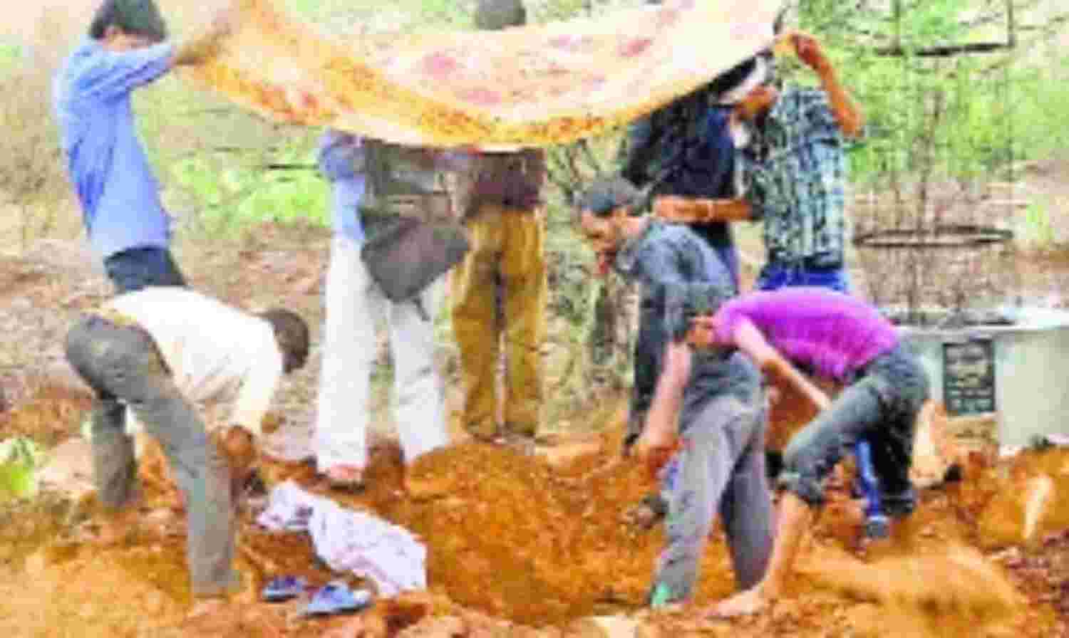 दफनाए शव को परिजनों को सौंपा