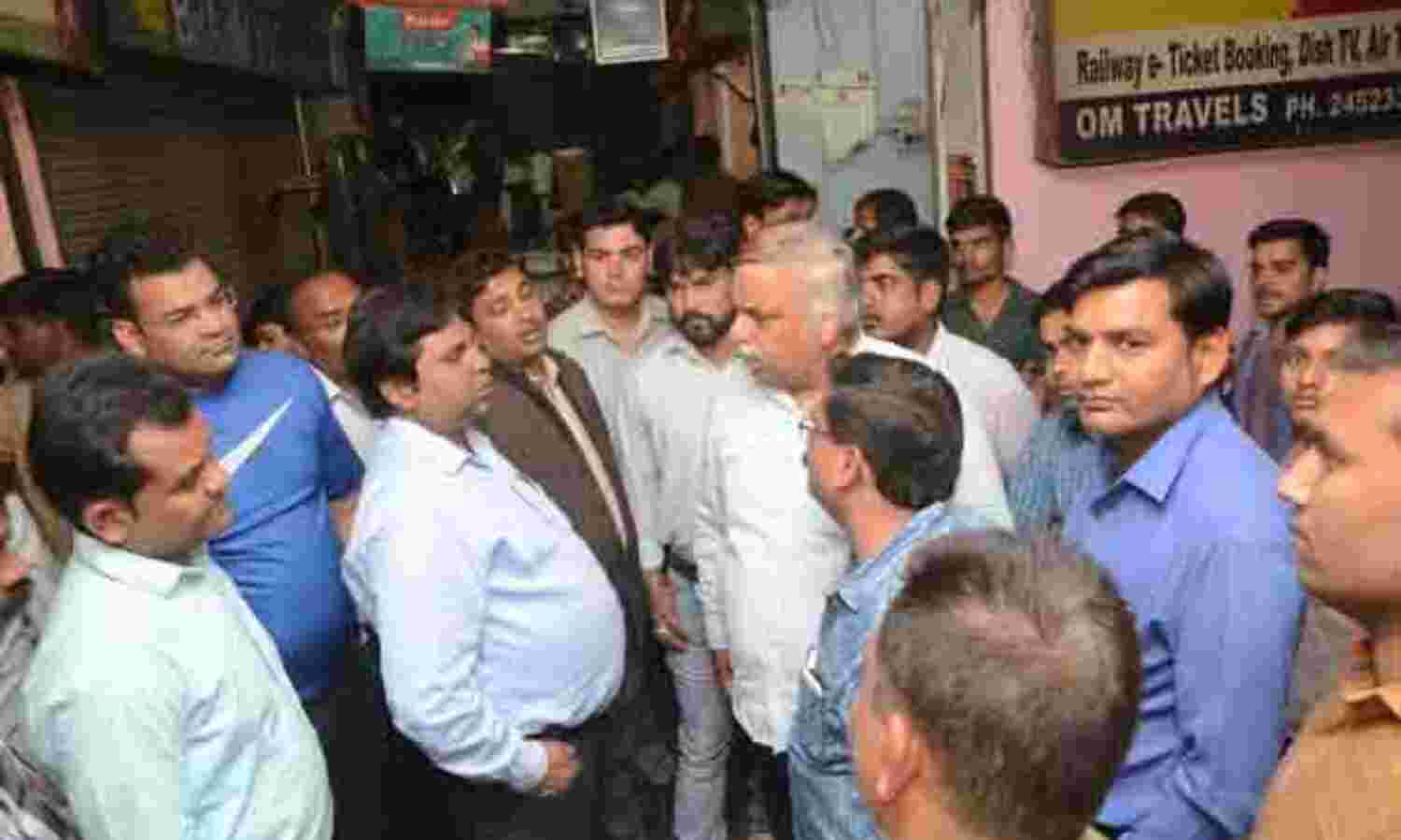 दुकानदारों ने बाहर से ताला लगाकर अधिकारियों को कार्रवाई करने से रोका दुकानदारों ने बाहर से ताला लगाकर अधिकारियों को कार्रवाई करने से रोका