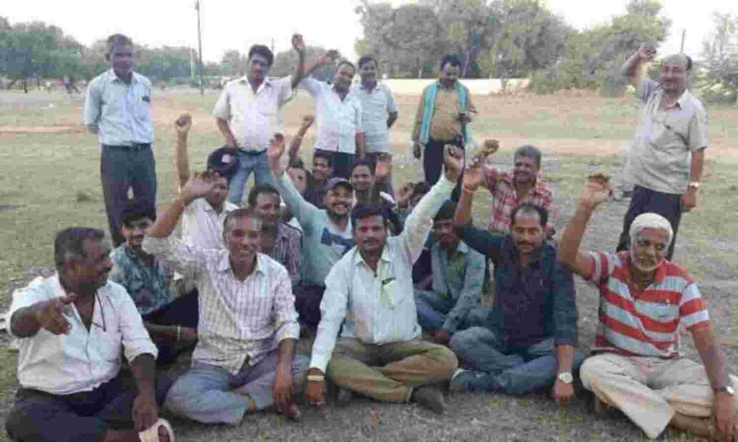 दुकानों की व्यवस्था न होने से नाराज, पटाखा कारोबारी बैठे धरने पर