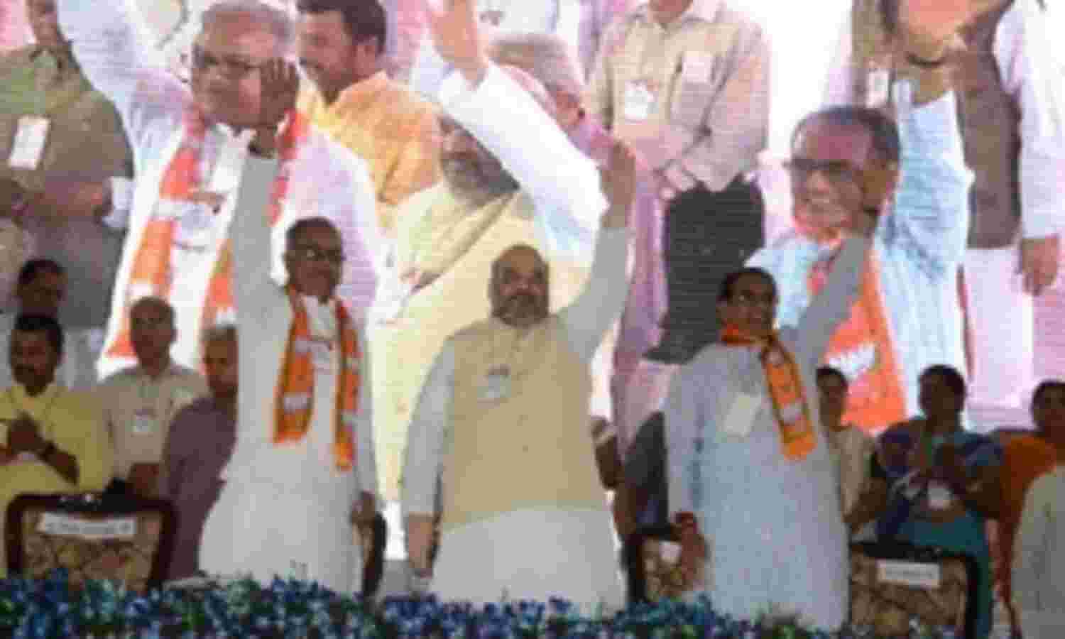 तीन पीढि़यों ने दधीची की तरह हड्डियां गलाई है तब जाकर ये दिन आये है - शाह तीन पीढि़यों ने दधीची की तरह हड्डियां गलाई है तब जाकर ये दिन आये है - शाह