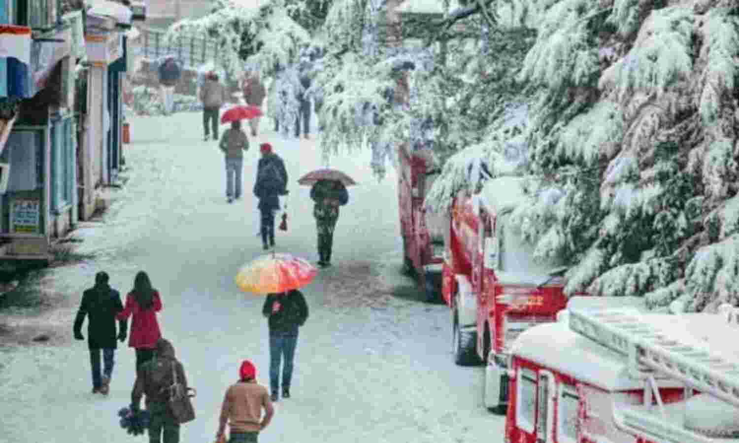 ताजा बर्फबारी के बाद बढ़ी शिमला में ठिठुरन ताजा बर्फबारी के बाद बढ़ी शिमला में ठिठुरन