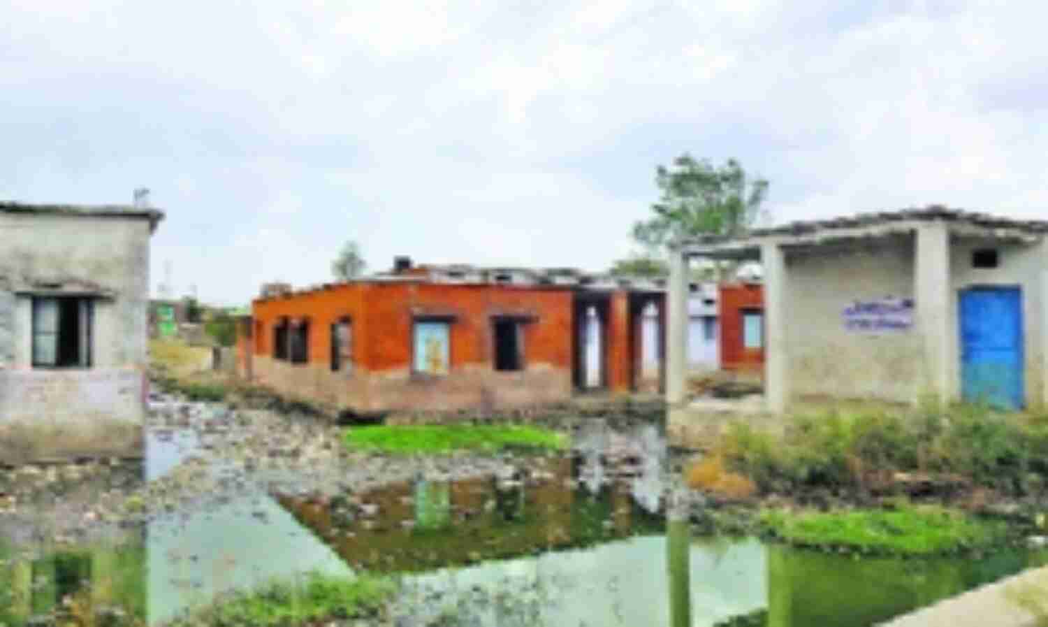 जान जोखिम में, छात्र कैसे करें शिक्षा ग्रहण