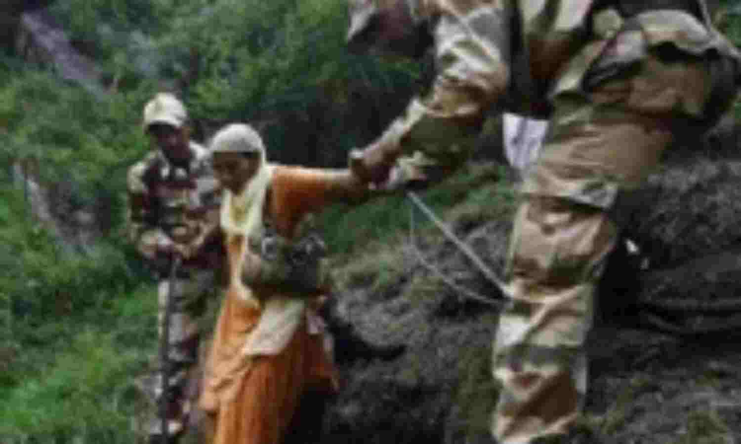 जान बचाने में जुटे जवान, अभी भी 3500 लोग फंसे