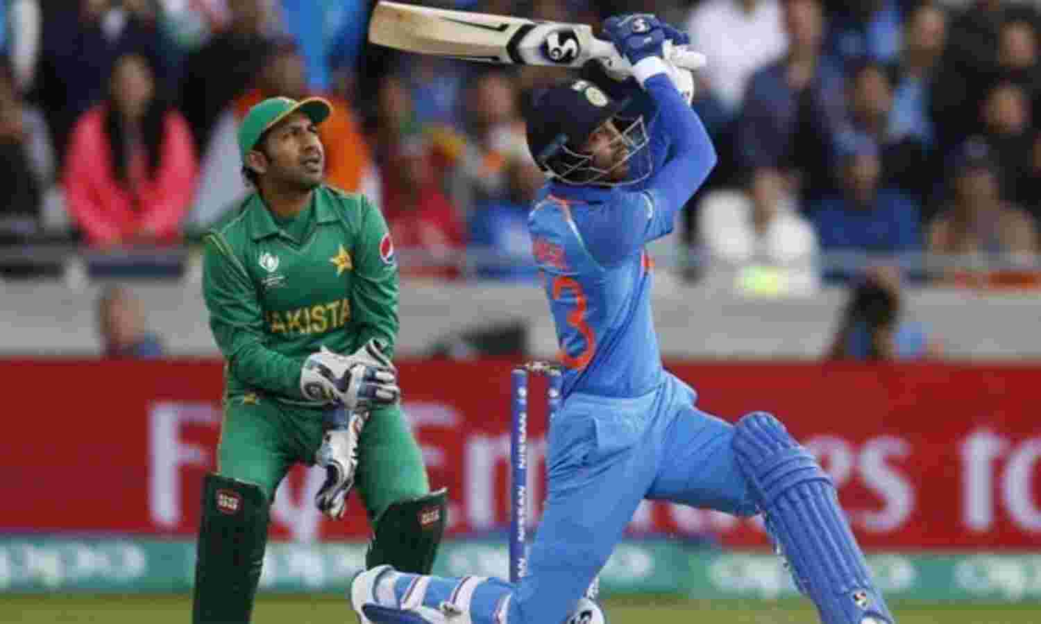 जहीर के बाद लगातार तीन छक्के जड़ने वाले दूसरे बल्लेबाज बने हार्दिक