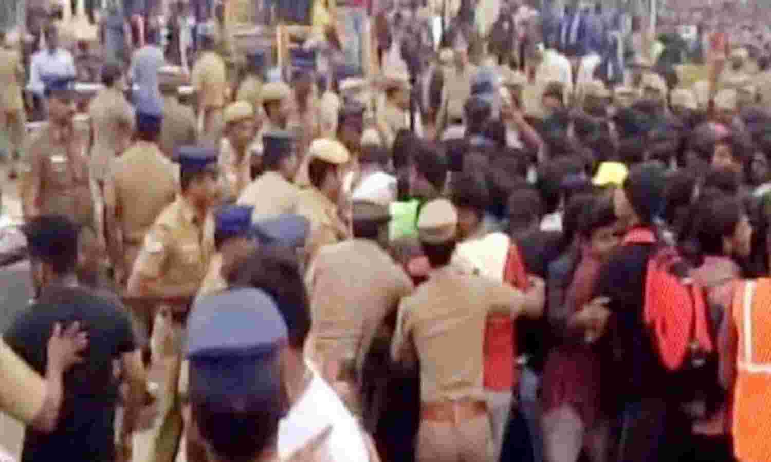 जलीकटटू पर हिंसक हुआ प्रदर्शन, लगाई आग जलीकटटू पर हिंसक हुआ प्रदर्शन, लगाई आग