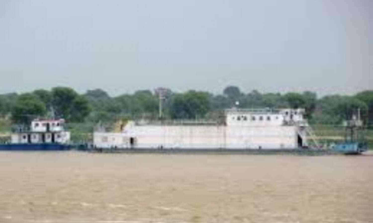 जल मार्ग: देश का पहला बनारस-हल्दिया जल मार्ग शुरू, जहाजों पर मारुति कारें लोड कर किया शुभारंभ