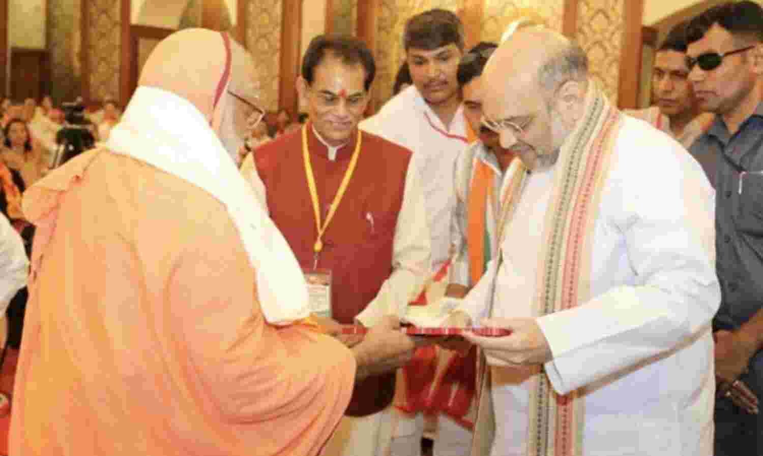 जयपुर में अमित शाह ने साधु-संतों से किया संवाद जयपुर में अमित शाह ने साधु-संतों से किया संवाद