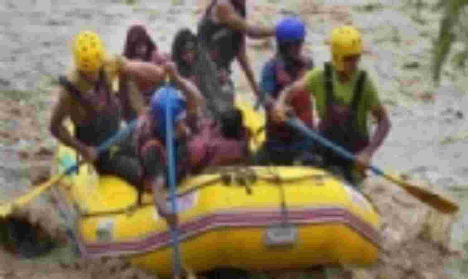 जम्मू्-श्रीनगर राष्ट्रीय राजमार्ग  बंद, सैंकड़ों यात्री व वाहन मार्ग में हैं फंसे