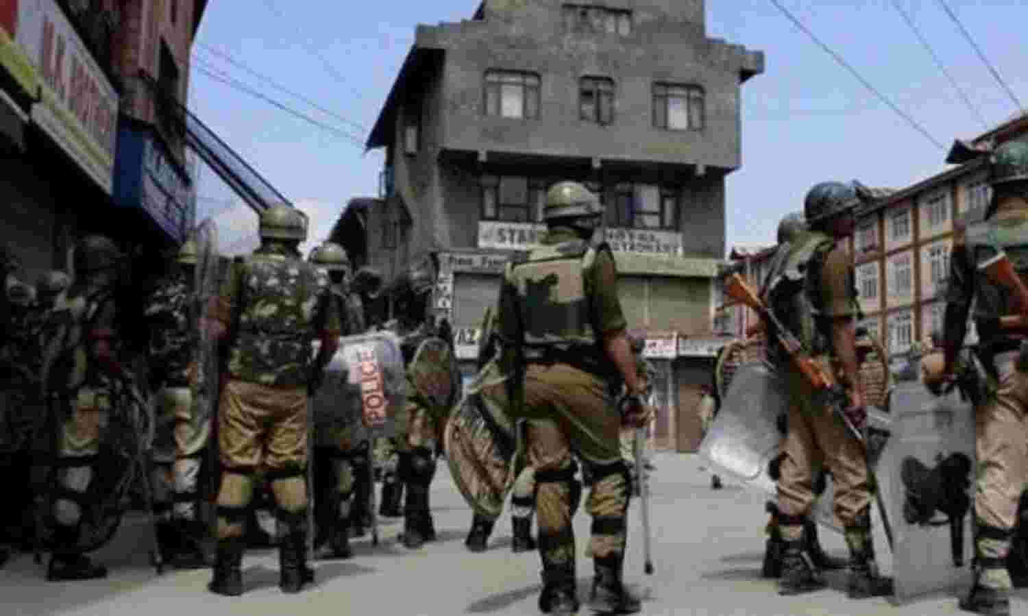 जम्मू-कश्मीर:सेना पर पत्थरबाजों का हमला, फायरिंग में 2 की मौत