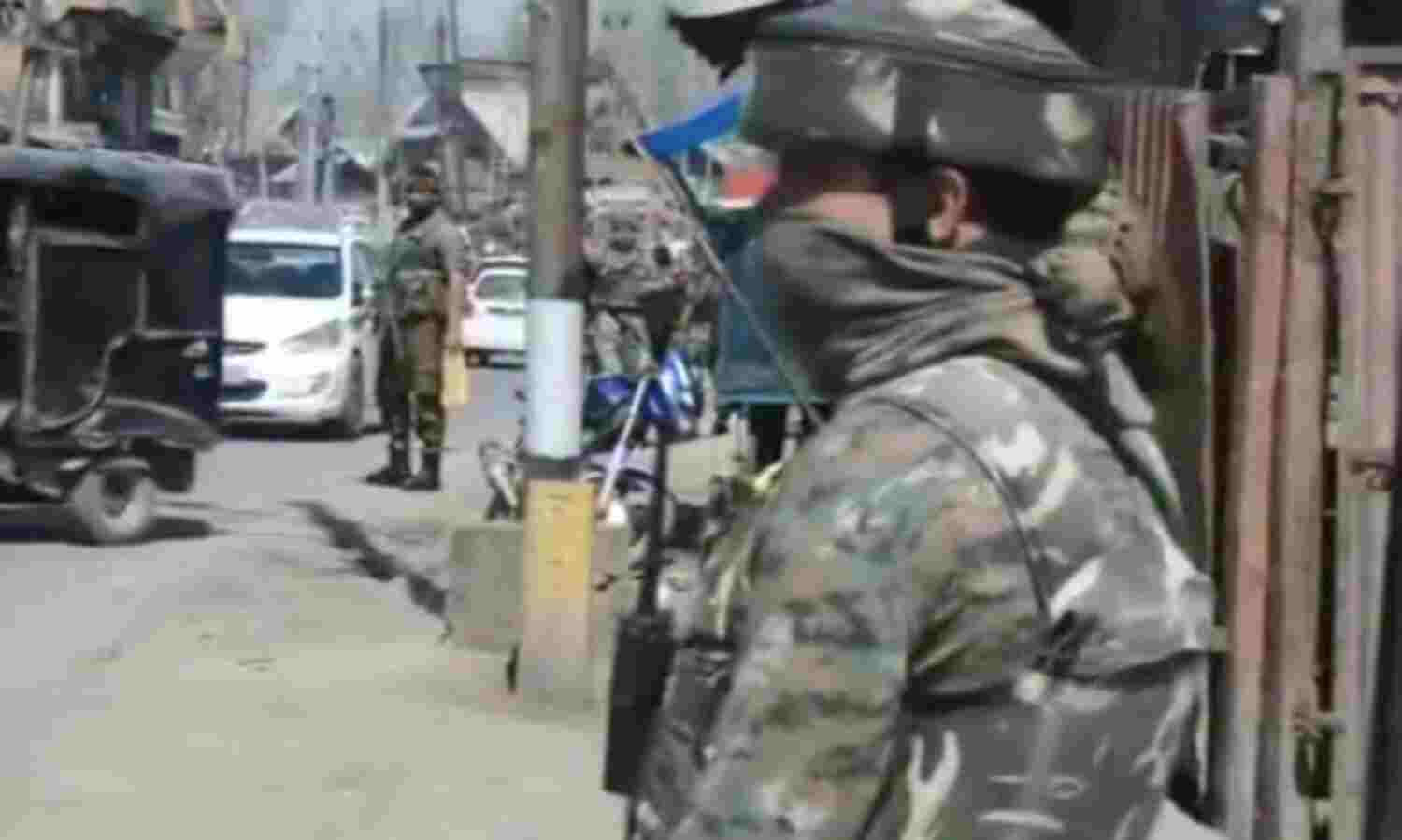 जम्मू-कश्मीर में प्रदर्शनकारियों ने सेना के जवानों पर किया पथराव जम्मू-कश्मीर में प्रदर्शनकारियों ने सेना के जवानों पर किया पथराव