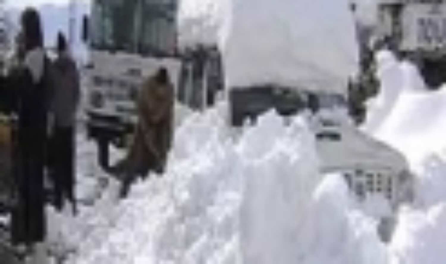 जम्मू-कश्मीर में सड़क और रेल यातायात दूसरे दिन भी बाधित जम्मू-कश्मीर में सड़क और रेल यातायात दूसरे दिन भी बाधित