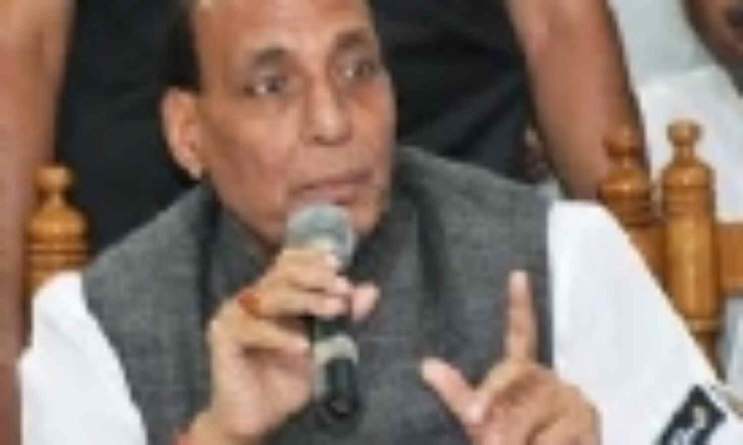 जम्मू-कश्मीर में आतंकियों की घुसपैठ कराने की कोशिश कर रहा पाकिस्तान : राजनाथ जम्मू-कश्मीर में आतंकियों की घुसपैठ कराने की कोशिश कर रहा पाकिस्तान : राजनाथ