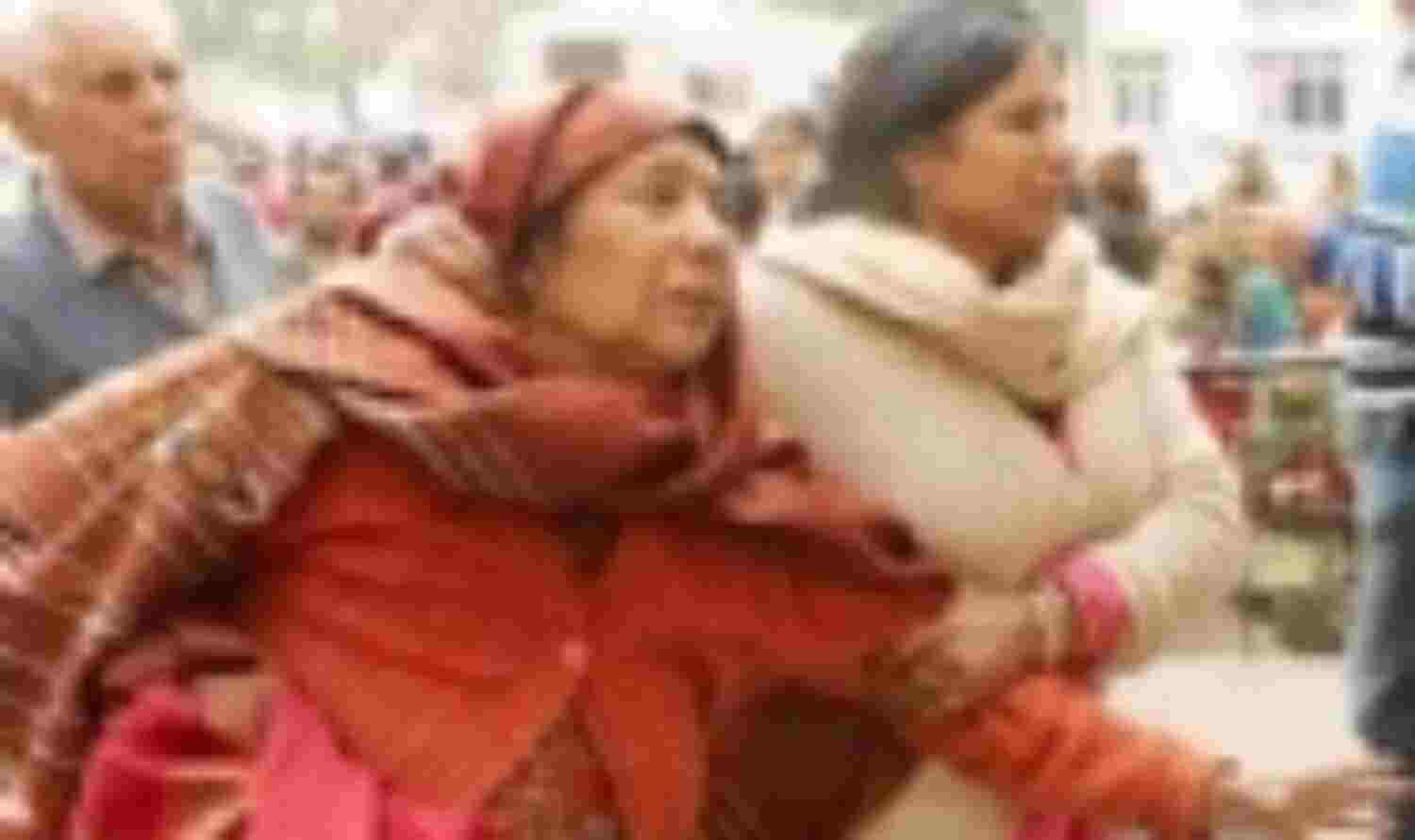 जम्मू में सीमा पर तनाव,10,000 लोगों ने किया पलायन जम्मू में सीमा पर तनाव,10,000 लोगों ने किया पलायन