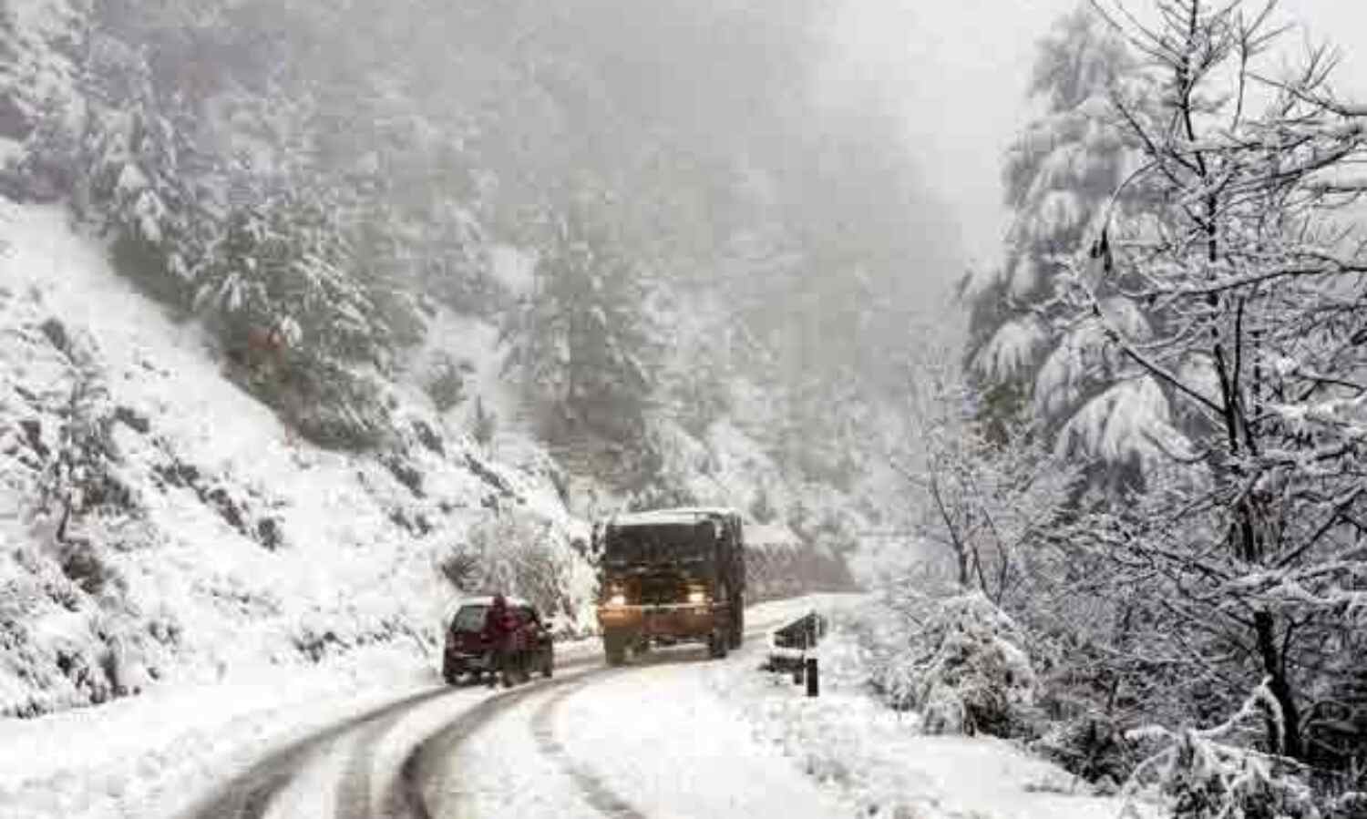 जम्मू कश्मीर में ताजा बर्फबारी से जम्मू-श्रीनगर राष्ट्रीय राजमार्ग बंद