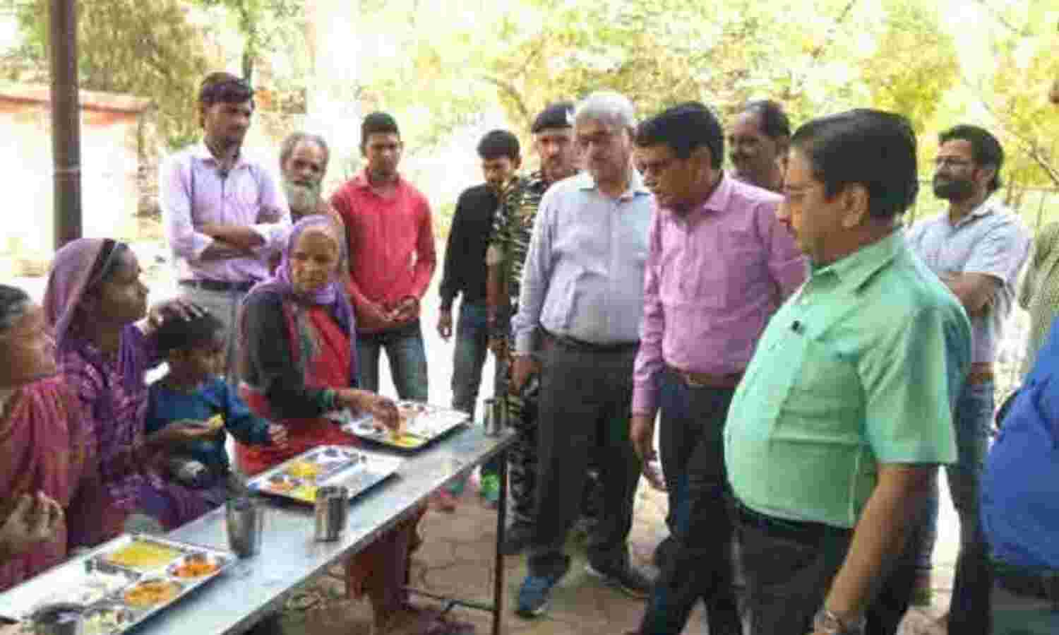 जब सेवा भाव से काम कर रहे हो तो पैसा बीच में नहीं आना चाहिए