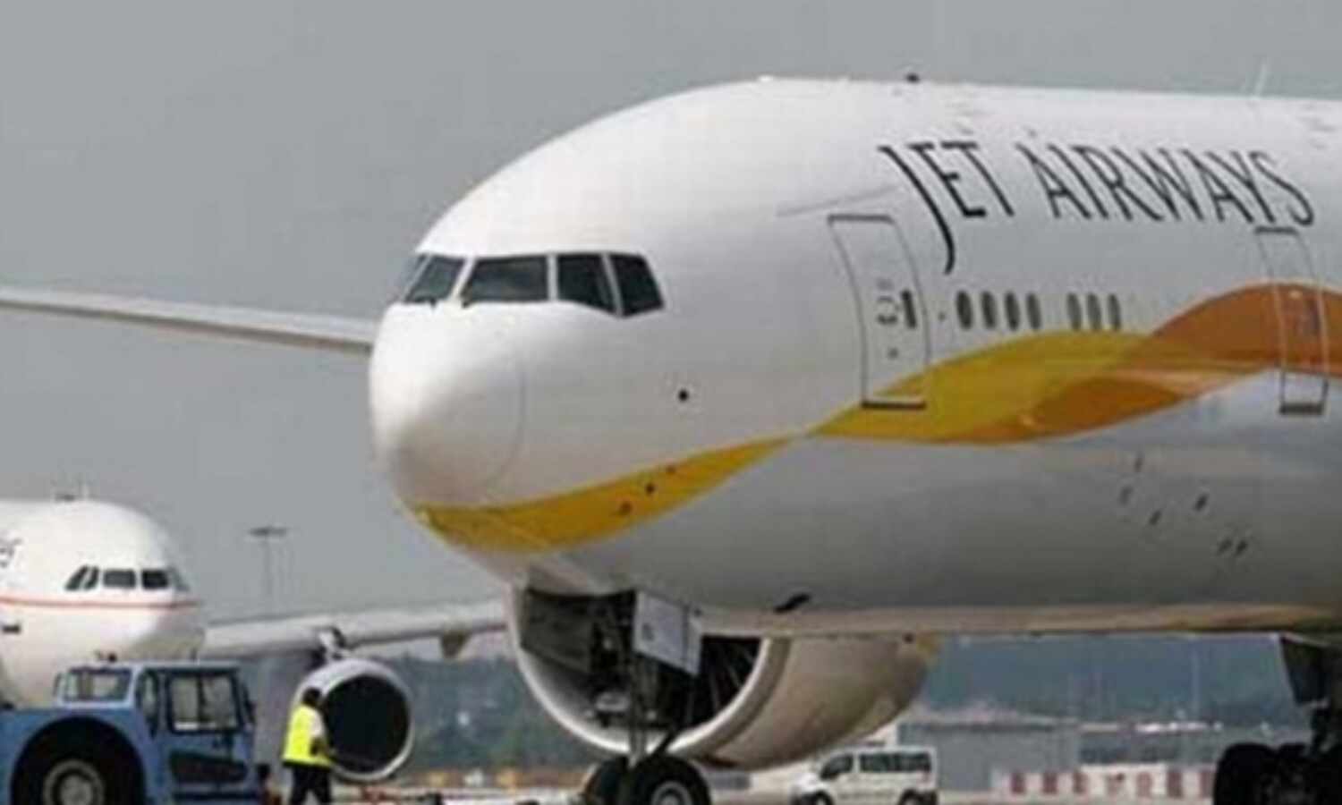जेट एयरवेज का विमान झटके के साथ मुड़ा, 15 यात्री घायल