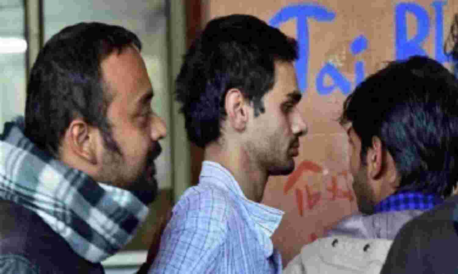 जेएनयू विवाद: देशद्रोह मामले में आशुतोष का सरेंडर, खालिद और अनिर्बन की आज फिर से पेशी जेएनयू विवाद: देशद्रोह मामले में आशुतोष का सरेंडर, खालिद और अनिर्बन की आज फिर से पेशी