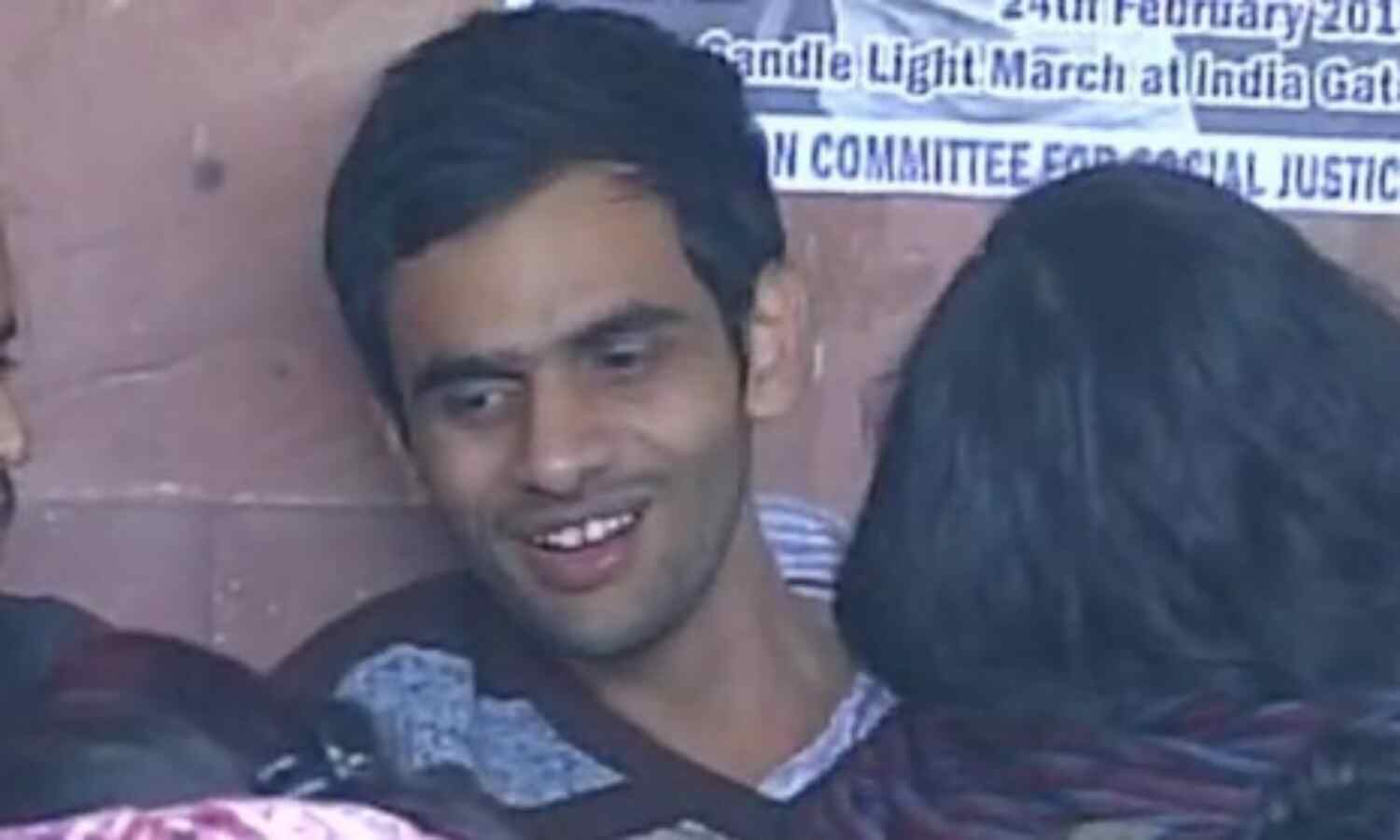 जेएनयू विवादः आरोपी छात्रों को झटका, कोर्ट ने कहा- पुलिस के सामने करें सरेंडर जेएनयू विवादः आरोपी छात्रों को झटका, कोर्ट ने कहा- पुलिस के सामने करें सरेंडर