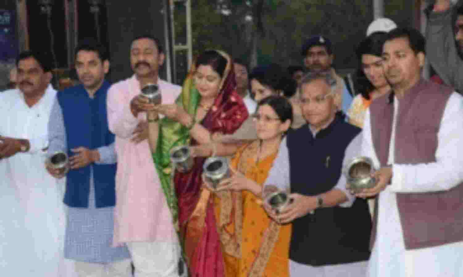 जगत कल्याण की कामना के साथ एक साथ हजारों हाथों ने भगवान भुवन भास्कर की प्रथम रश्मि को किया अघ्र्यदान जगत कल्याण की कामना के साथ एक साथ हजारों हाथों ने भगवान भुवन भास्कर की प्रथम रश्मि को किया अघ्र्यदान