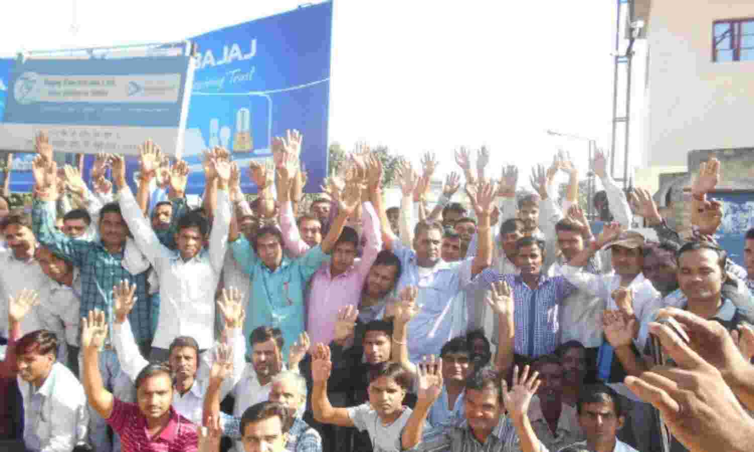 छाता में बजाज इलेक्ट्रिकल लिमिटेड कम्पनी के बंद होने से कर्मचारी आक्रोशित