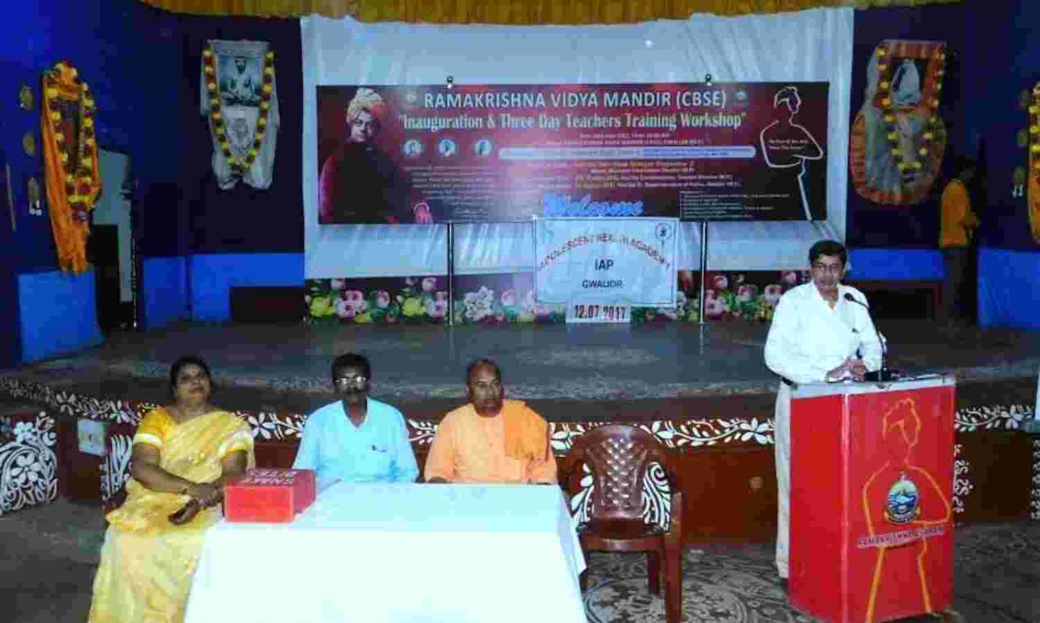 छात्रों को किशोरावस्था में होने वाले परिवर्तनों से अवगत कराया छात्रों को किशोरावस्था में होने वाले परिवर्तनों से अवगत कराया