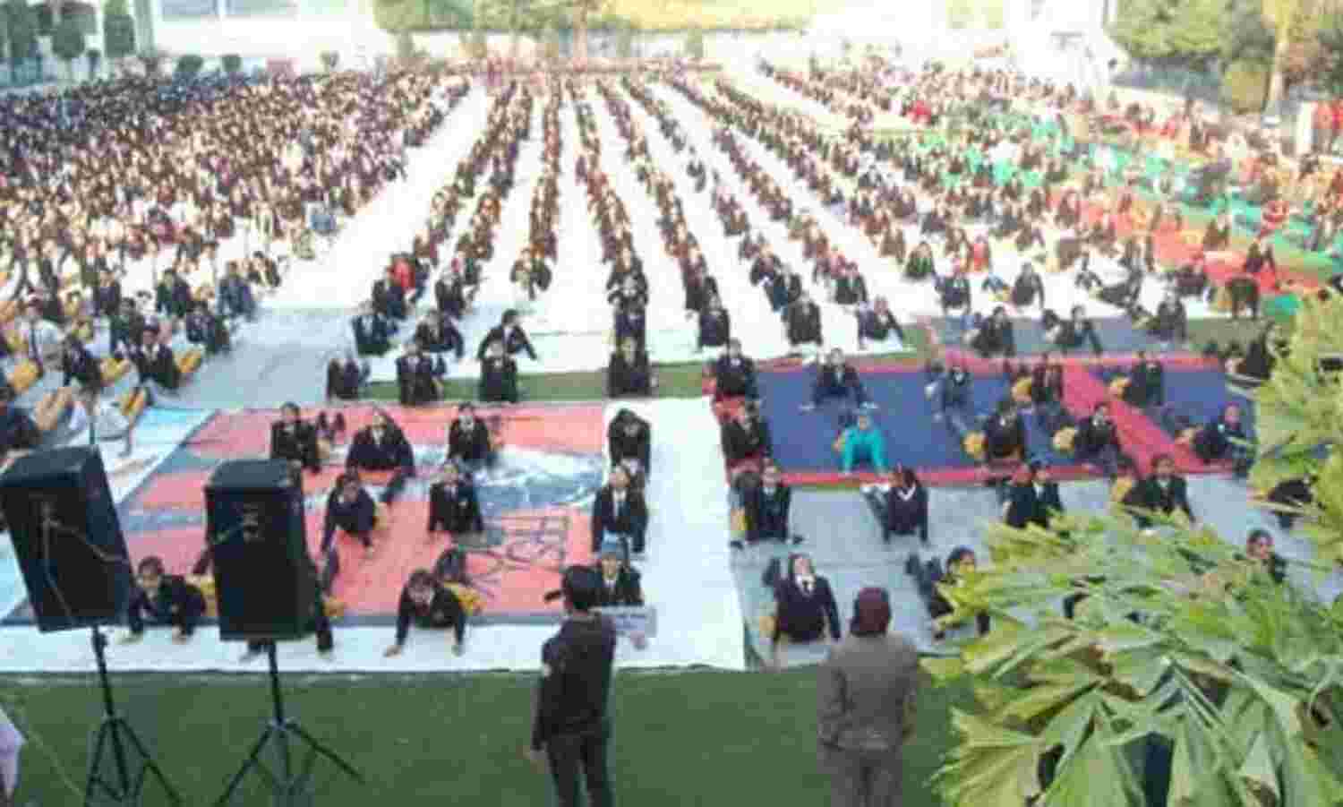 छात्र-छात्राओं ने किया सूर्य नमस्कार