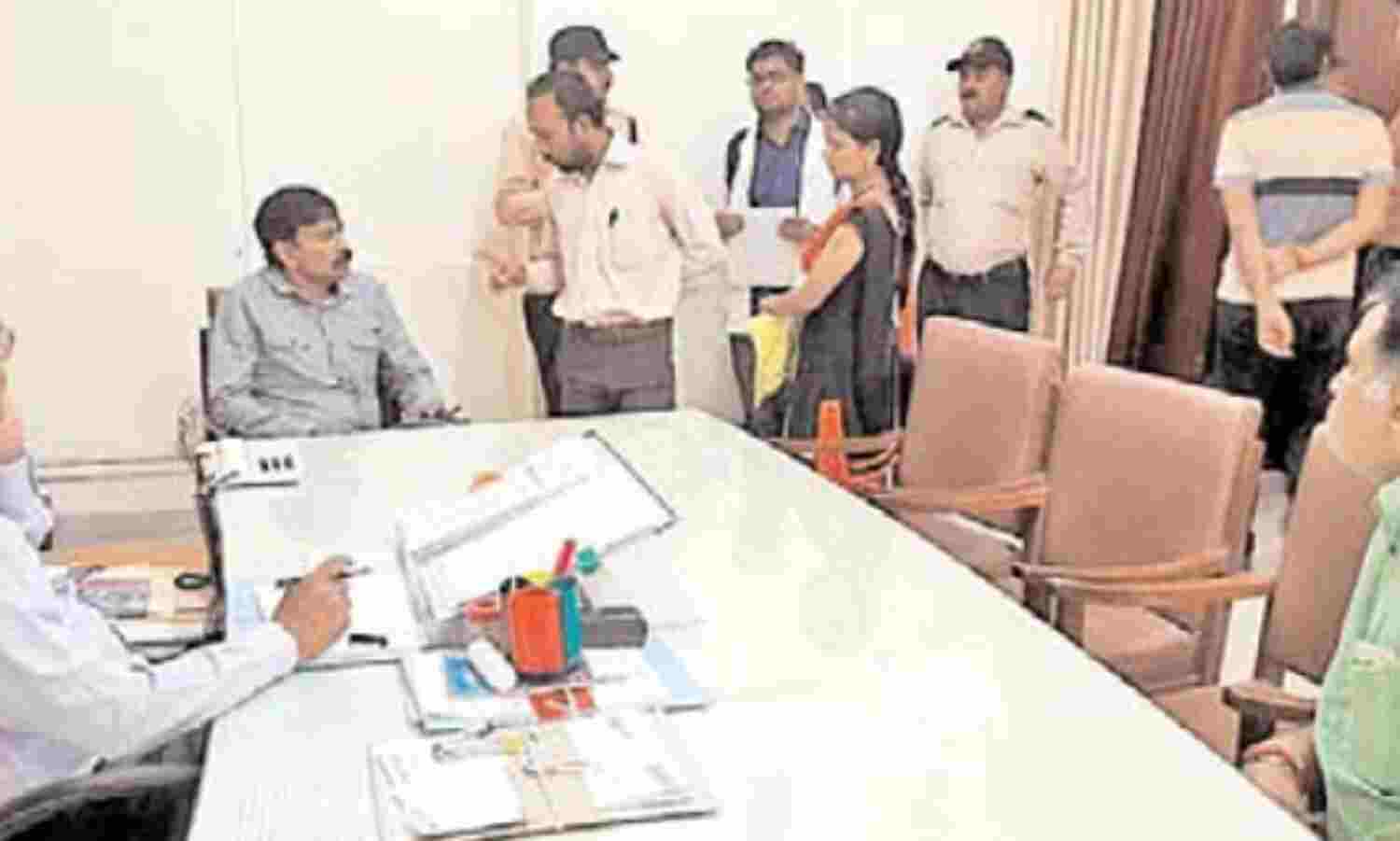 छात्र ने परीक्षा नियंत्रक को सुनार्इं खरी-खोटी