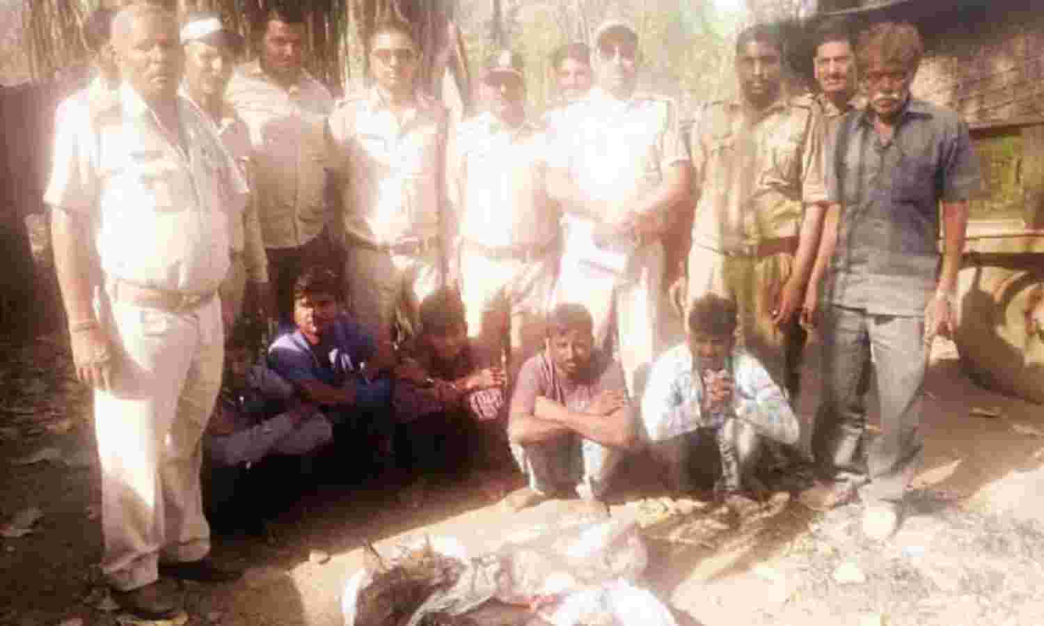 चीनौर से वन विभाग ने पकड़े पांच शिकारी चीनौर से वन विभाग ने पकड़े पांच शिकारी