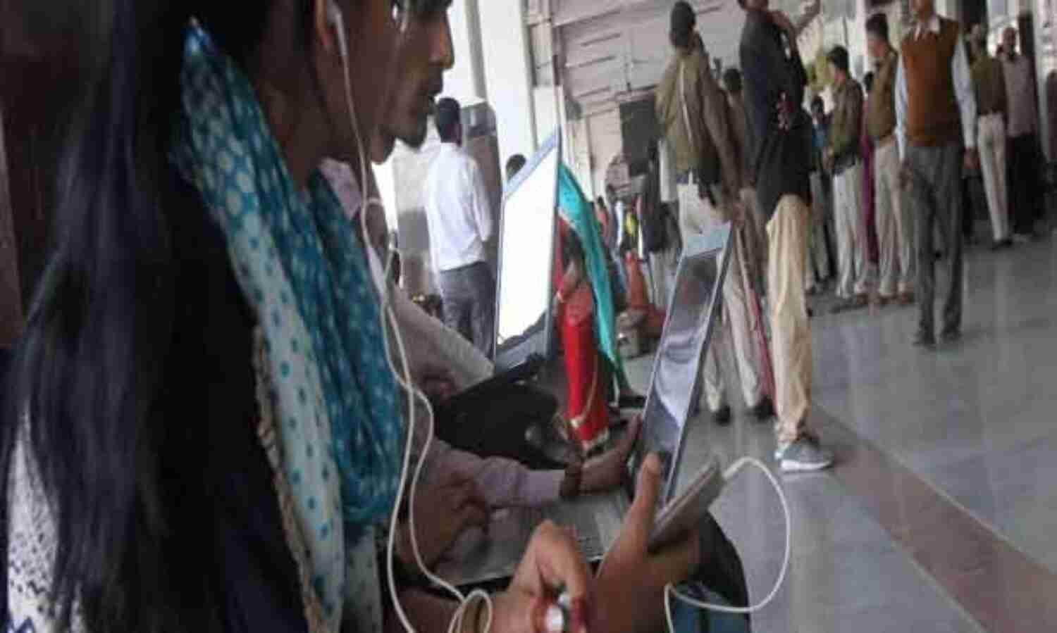 ग्वालियर स्टेशन बना फ्री साइबर कैफे, छात्र-छात्राएं कर रहे वाईफाई सेवा का दुरुपयोग