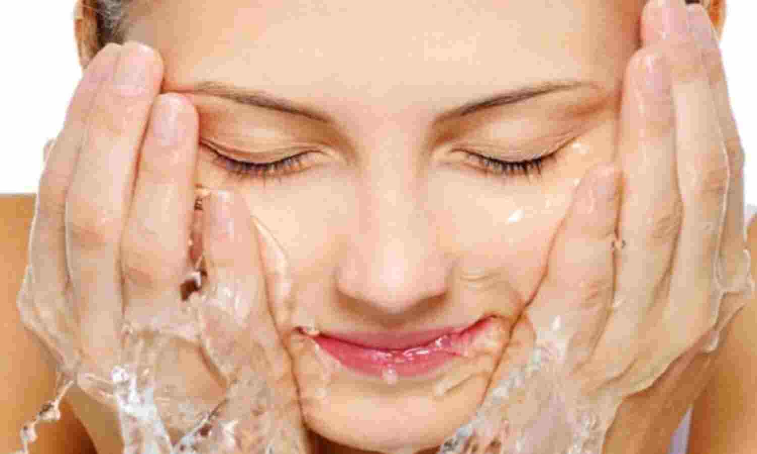 गर्मी में दमकती त्वचा पाने के लिए क्लींजि़ंग करना बेहतर ऑप्शन