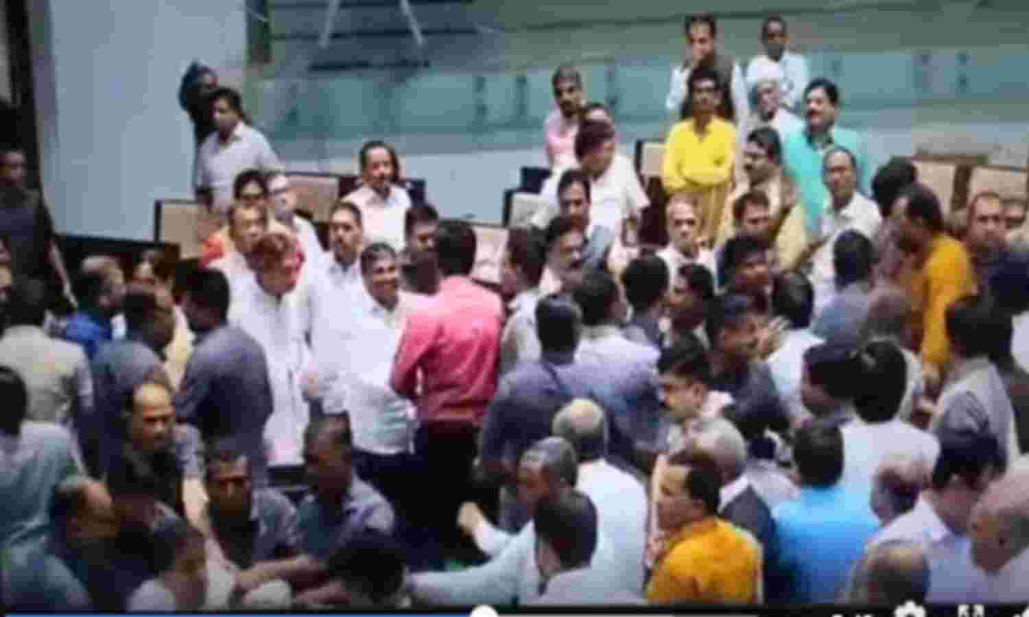 गुजरात विधानसभा बजट सत्र में हंगामा,  जमकर चले लात-घूंसे