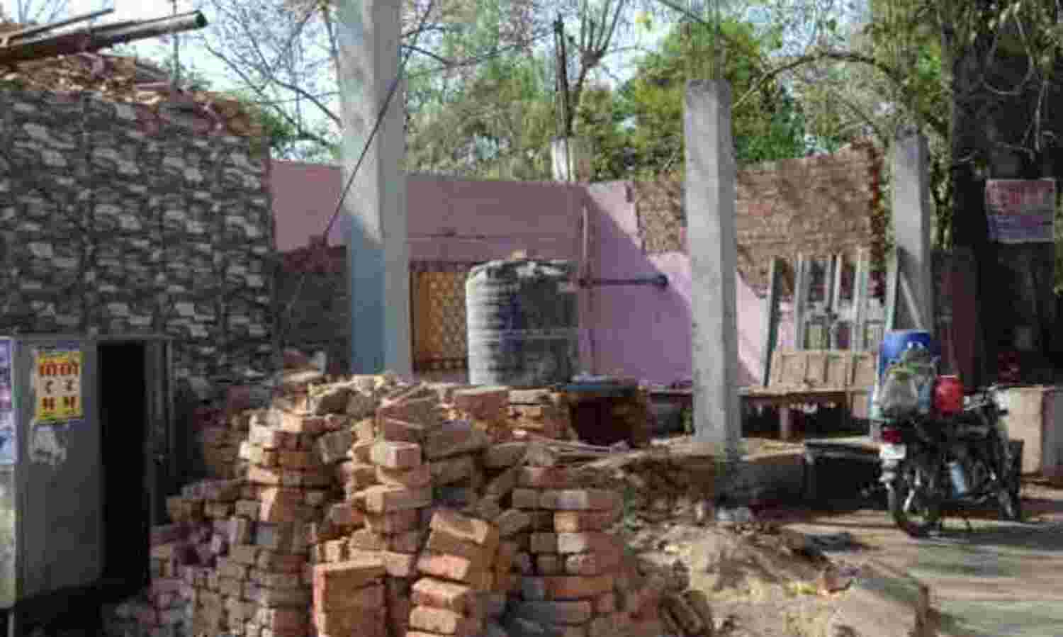 कुुआ एवं प्याऊ पर कब्जा, अवैध दुकानें बनाकर 30-30 हजार किराए पर उठार्इं