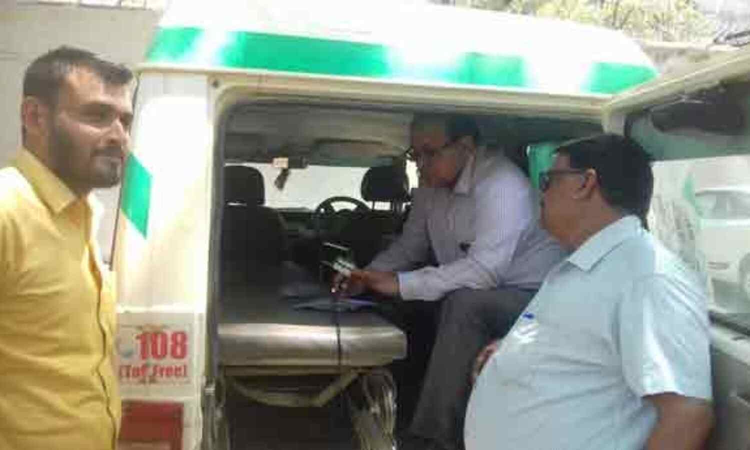 एम्बुलेंस चला रहे हो या टैंपो, सामान नहीं है फिर उपचार कैसे करते हो