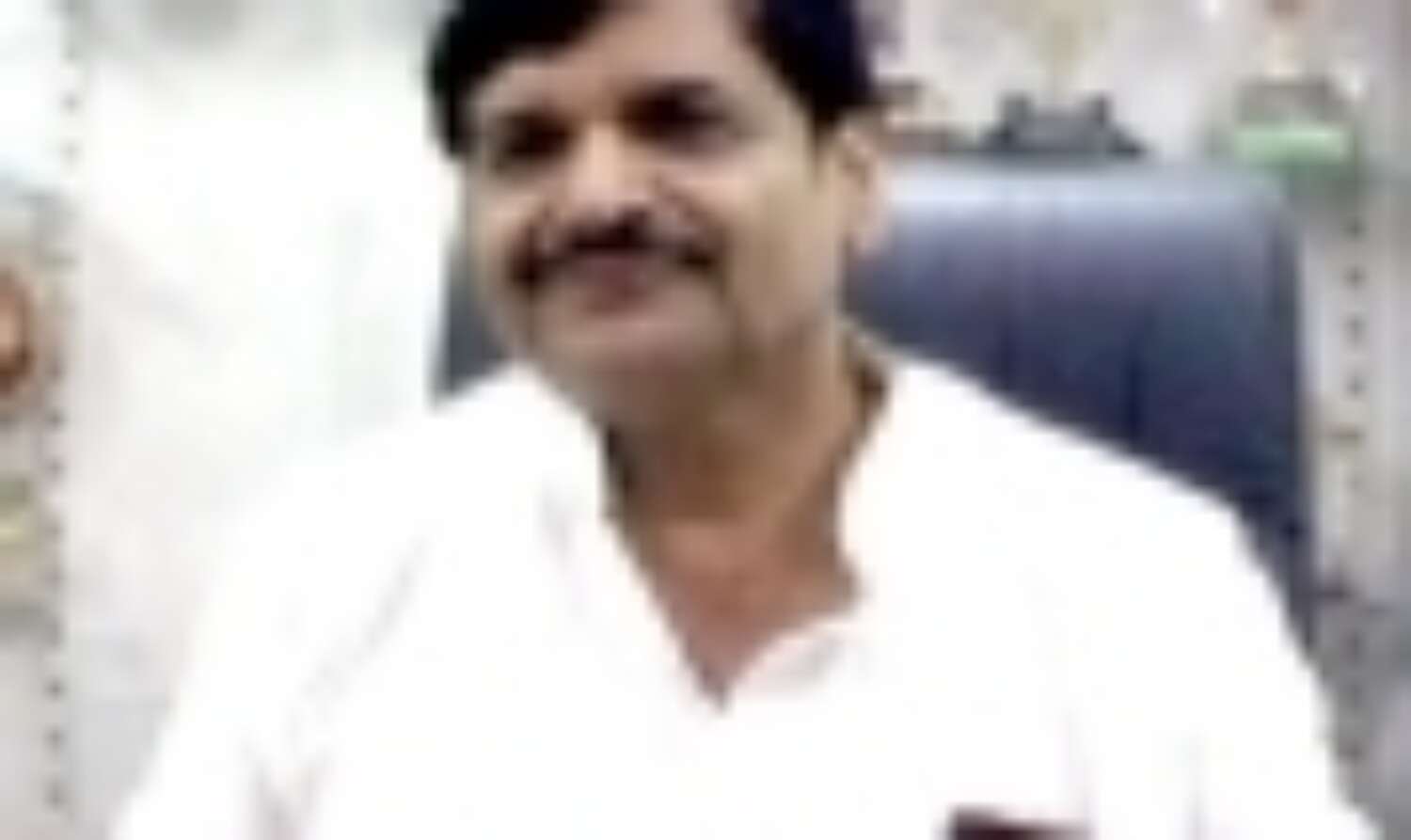 उप्र के मंत्री शिवपाल यादव बाल-बाल बचे