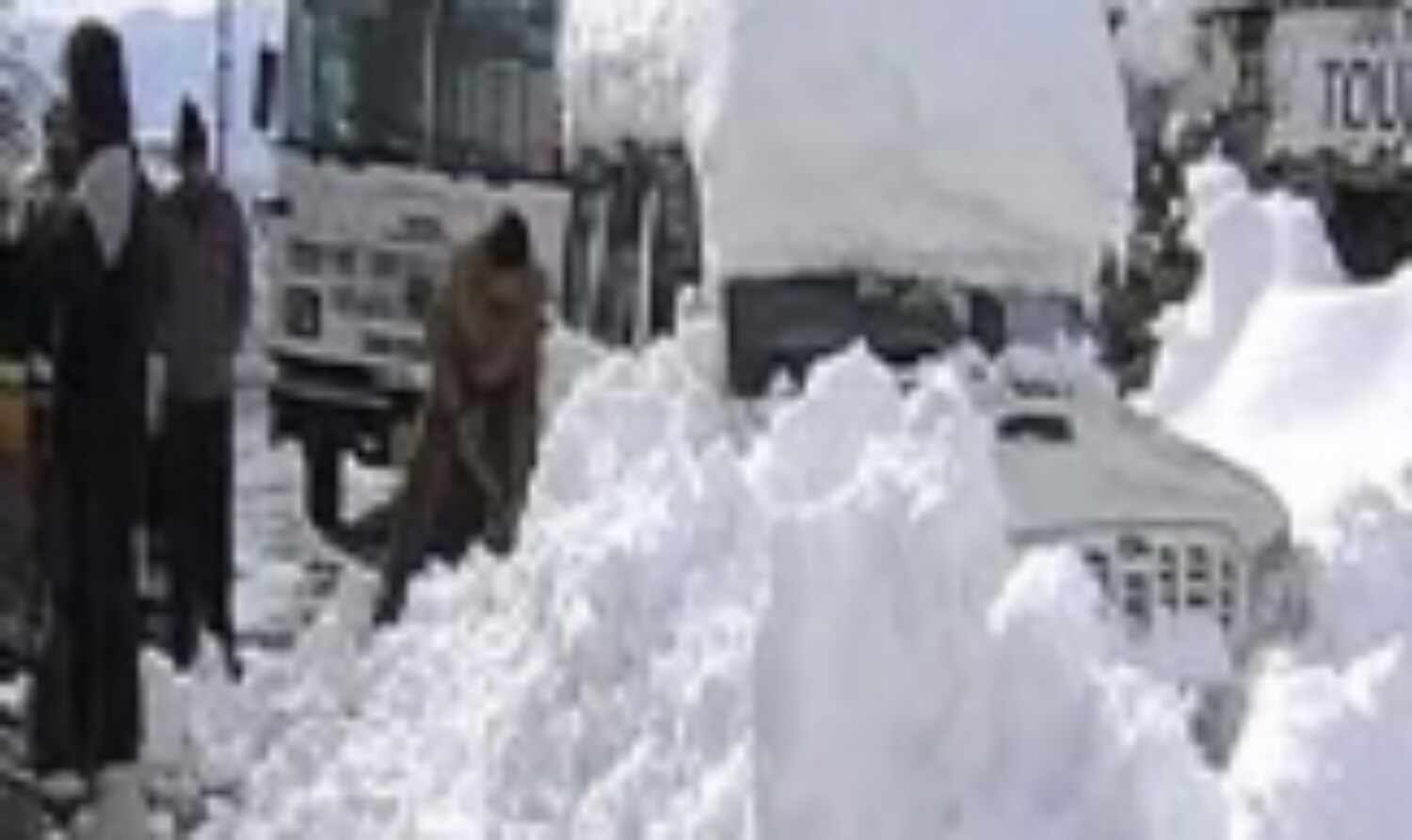 उत्तर भारत में ठंड ने फिर दी दस्तक, हिमस्खलन की चेतावनी जारी