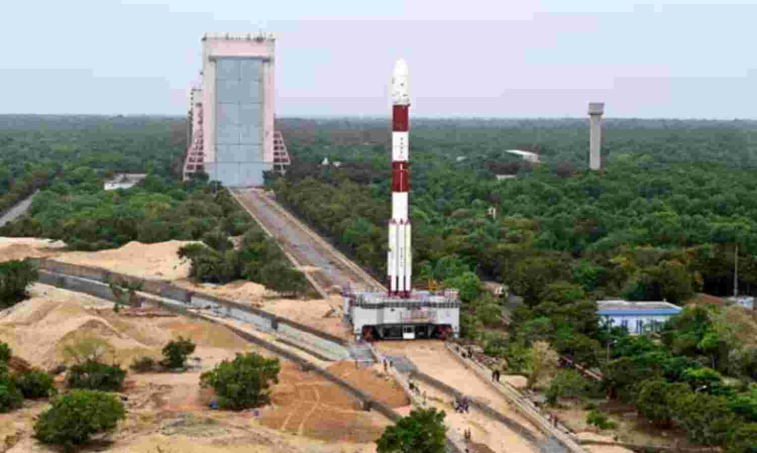 इसरो अगले वर्ष चांद की सतह पर भेजेगा दो यान