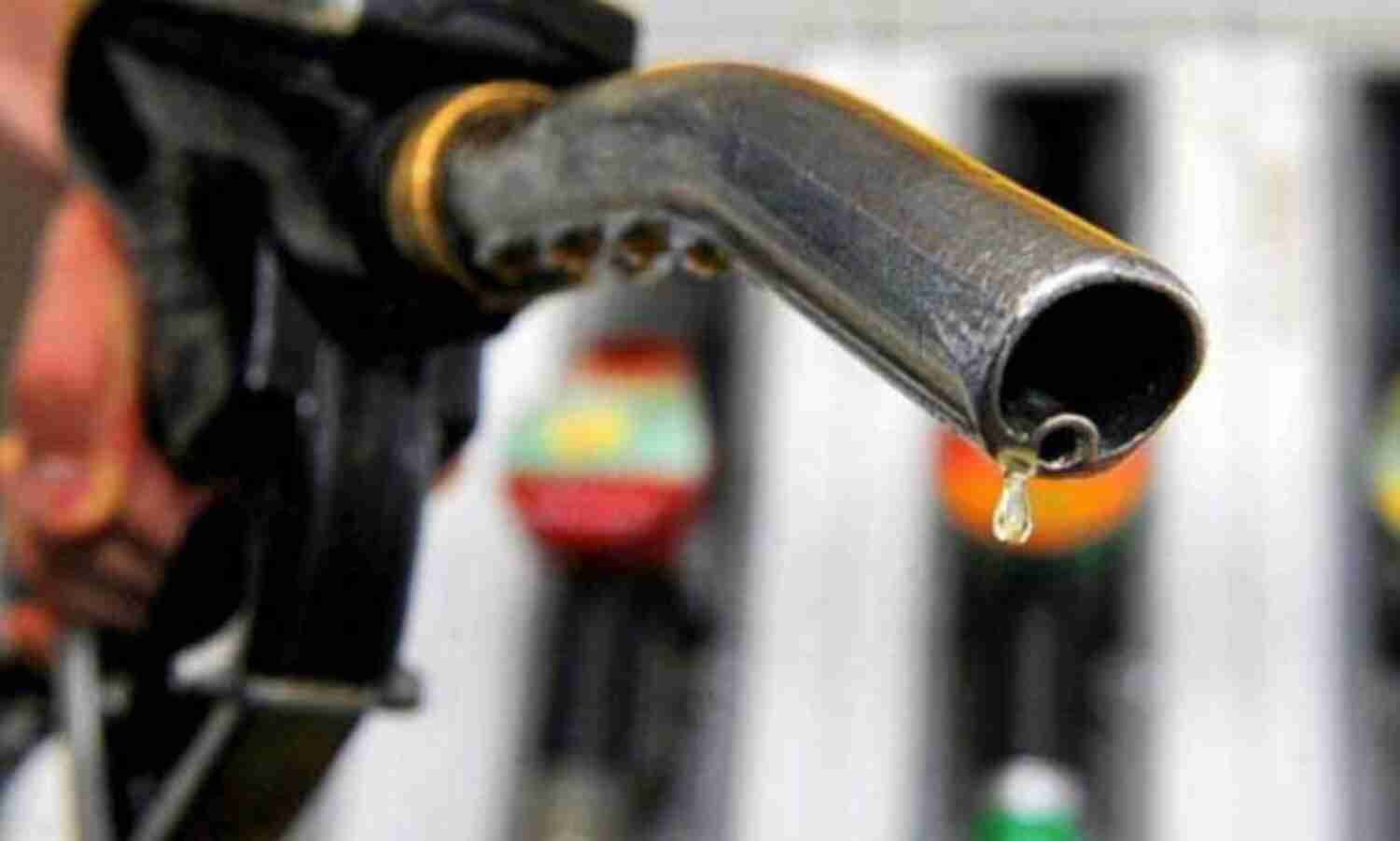 इस साल पेट्रोल-डीजल की कीमत में सबसे बड़ी गिरावट