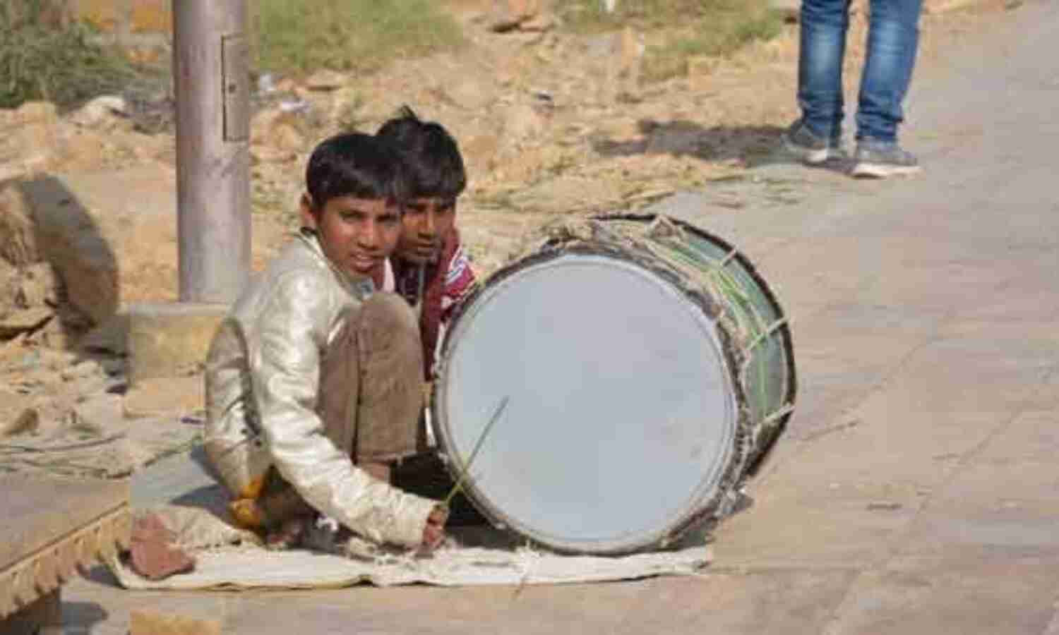 इधर सर्व शिक्षा अभियान, उधर ढोल बजा रहा है बचपन इधर सर्व शिक्षा अभियान, उधर ढोल बजा रहा है बचपन