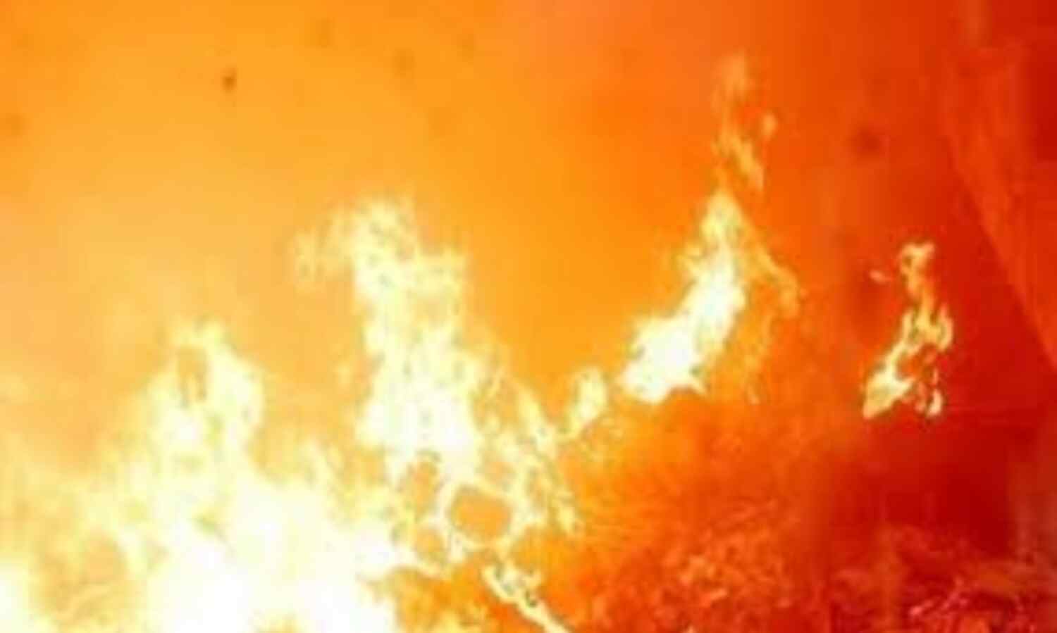 इंडोनेशिया में तेल के कुंए में आग,10 मरे इंडोनेशिया में तेल के कुंए में आग,10 मरे