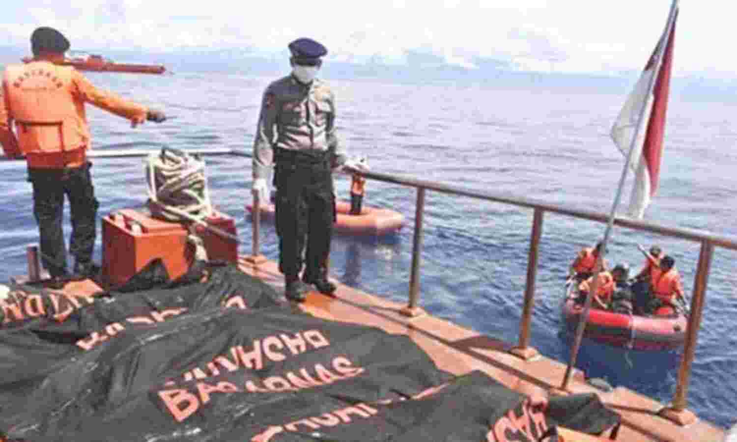 इंडोनेशिया में नौका में आग लगने से 23 लोगों की मौत इंडोनेशिया में नौका में आग लगने से 23 लोगों की मौत