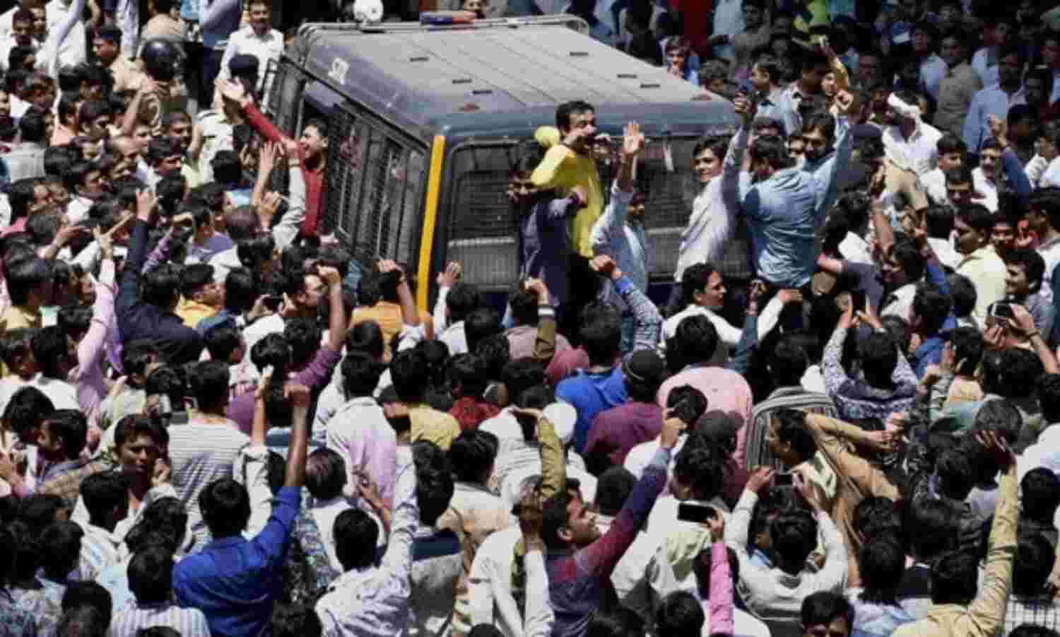 आरक्षण और जेल में बंद नेताओं की रिहाई की मांग को लेकर पटेलों का गुजरात बंद, सुरक्षा व्यवस्था कड़ी आरक्षण और जेल में बंद नेताओं की रिहाई की मांग को लेकर पटेलों का गुजरात बंद, सुरक्षा व्यवस्था कड़ी