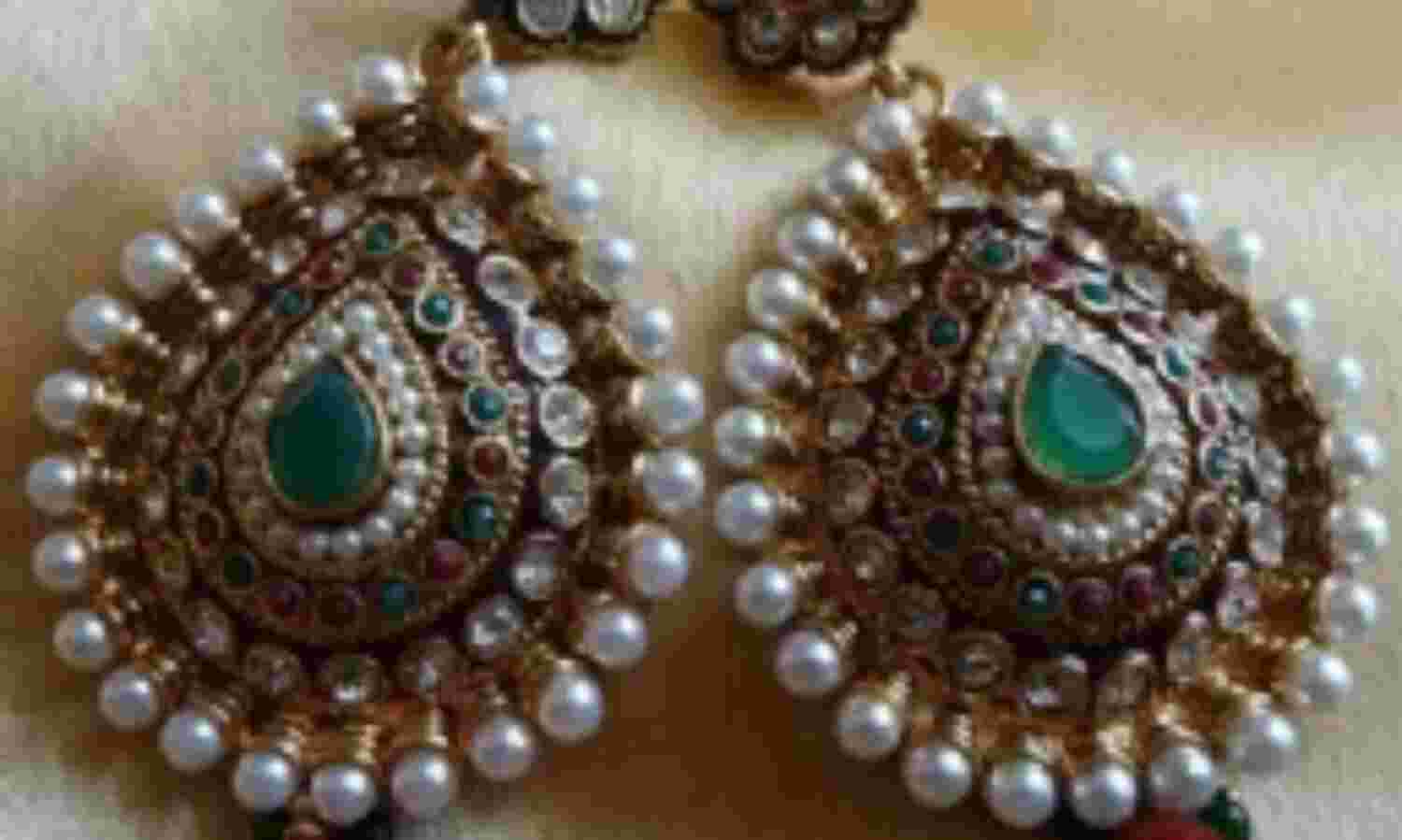 आपकी सुंदरता को और भी बढ़ा देंगे लंबे झुमके