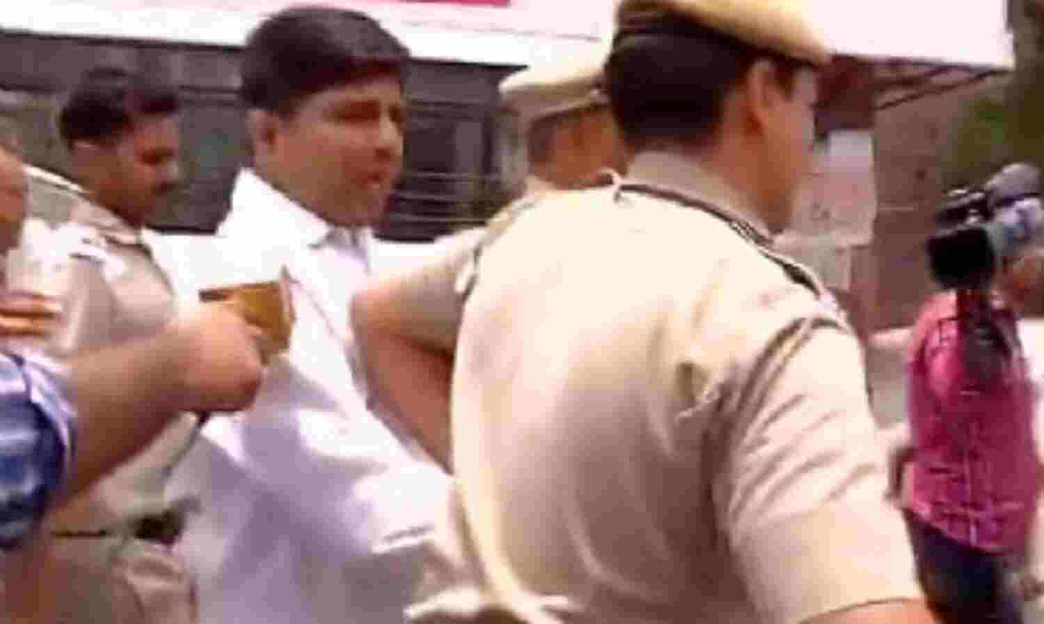 आप विधायक को प्रेस कांफ्रेंस से उठा कर ले गई दिल्ली पुलिस आप विधायक को प्रेस कांफ्रेंस से उठा कर ले गई दिल्ली पुलिस
