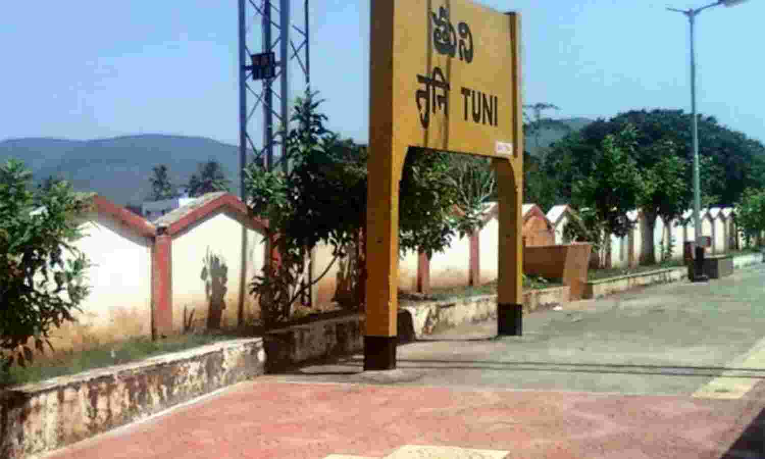 आंध्र प्रदेश: कापू प्रदर्शनकारियों ने रत्नांचल एक्सप्रेस की 8 बोगियों में आग लगाई आंध्र प्रदेश: कापू प्रदर्शनकारियों ने रत्नांचल एक्सप्रेस की 8 बोगियों में आग लगाई