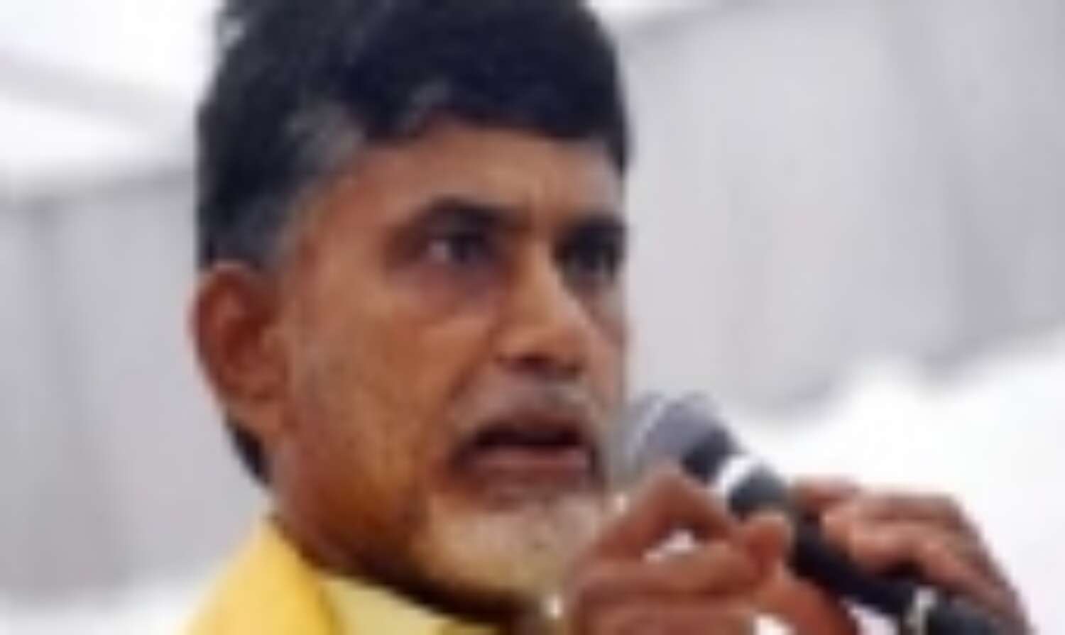 आंध्र भवन परिसर में अनशन से हटाए गए चंद्रबाबू नायडू आंध्र भवन परिसर में अनशन से हटाए गए चंद्रबाबू नायडू