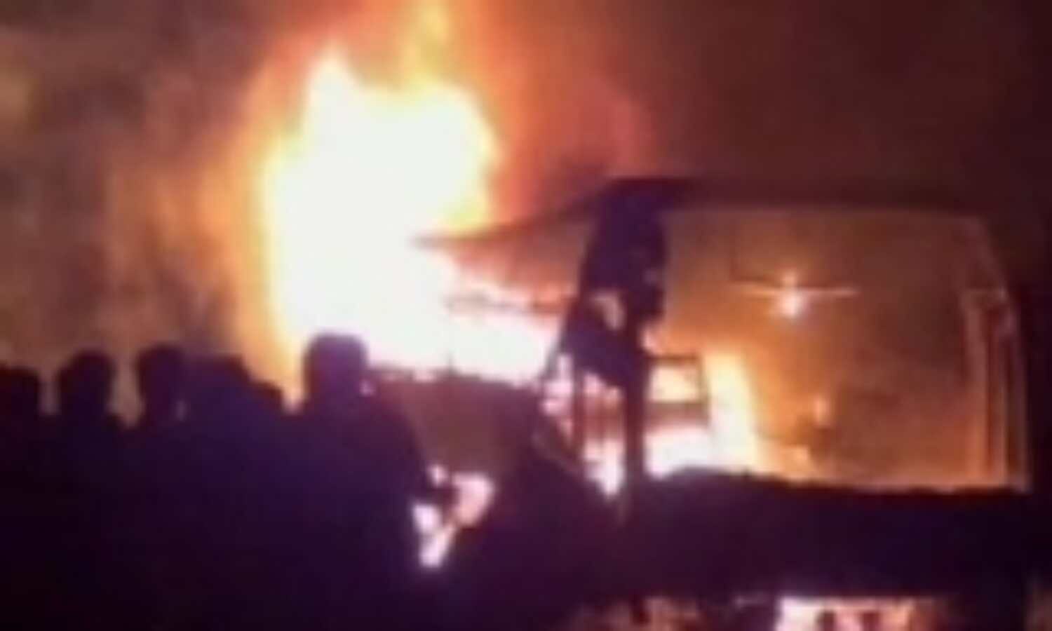 आंध्रप्रदेश: बस में लगी भीषण आग, 45 की मौत आंध्रप्रदेश: बस में लगी भीषण आग, 45 की मौत
